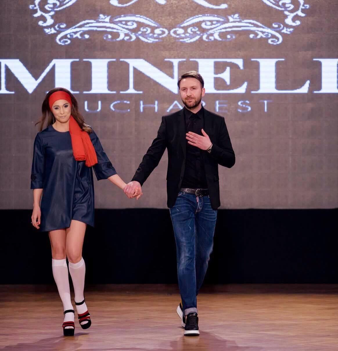 Monica Roșu a strălucit pe podium într-o ținută în stilul lui Jackie Kennedy! GALERIE FOTO