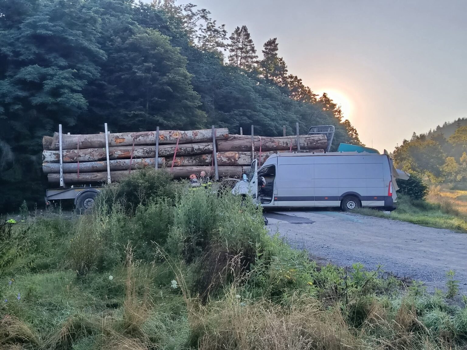 Un camion încărcat cu lemne și o autoutilitară s-au ciocnit pe DN 13A, în Băile Homorod: un bărbat a murit. A fost solicitat un elicopter SMURD
