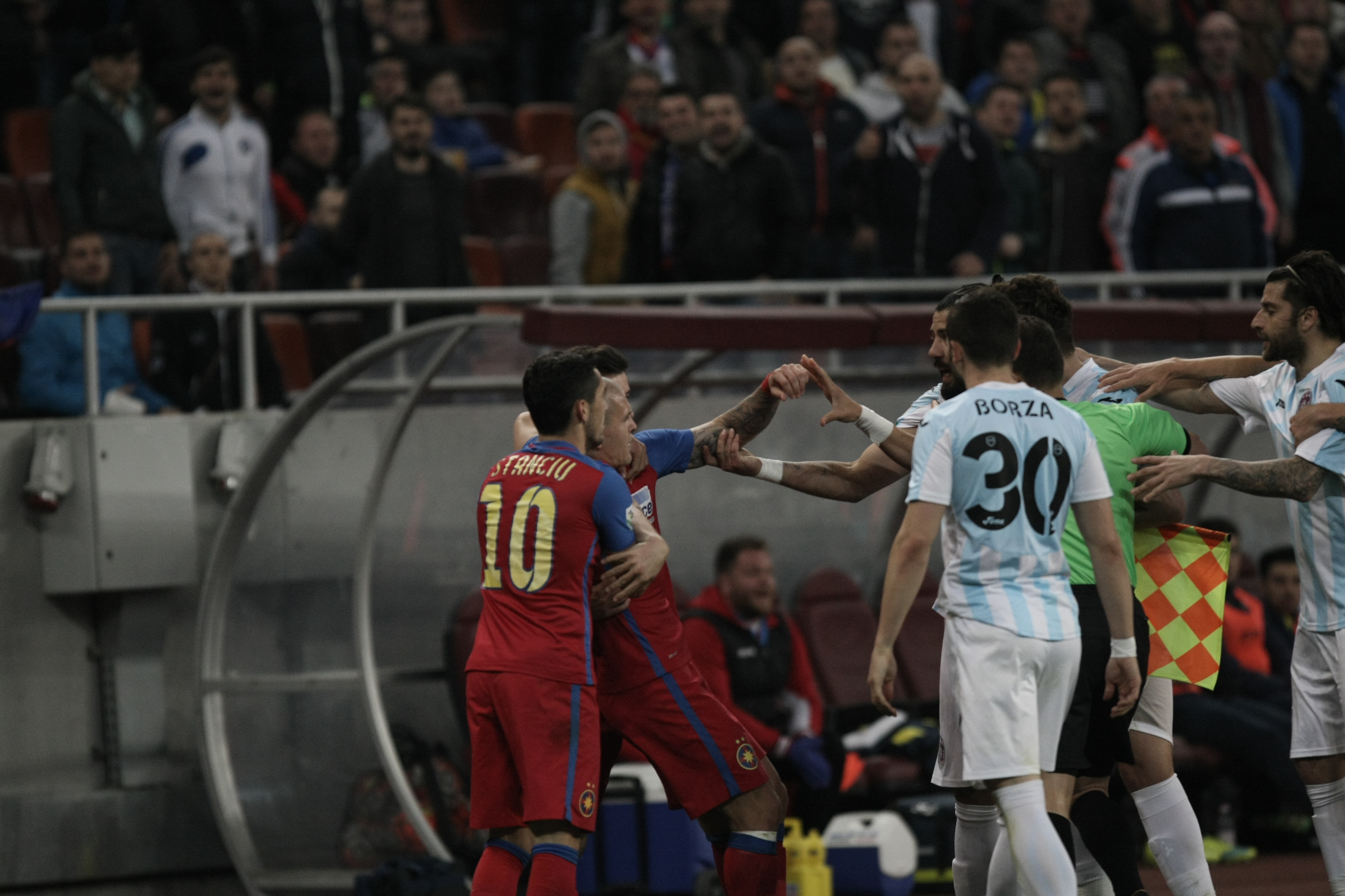 Crăciunescu, revoltat că stewarzii au intrat pe teren la meciul Steaua - ASA: ”Ce facem, aducem trupele speciale?” | GALERIE FOTO