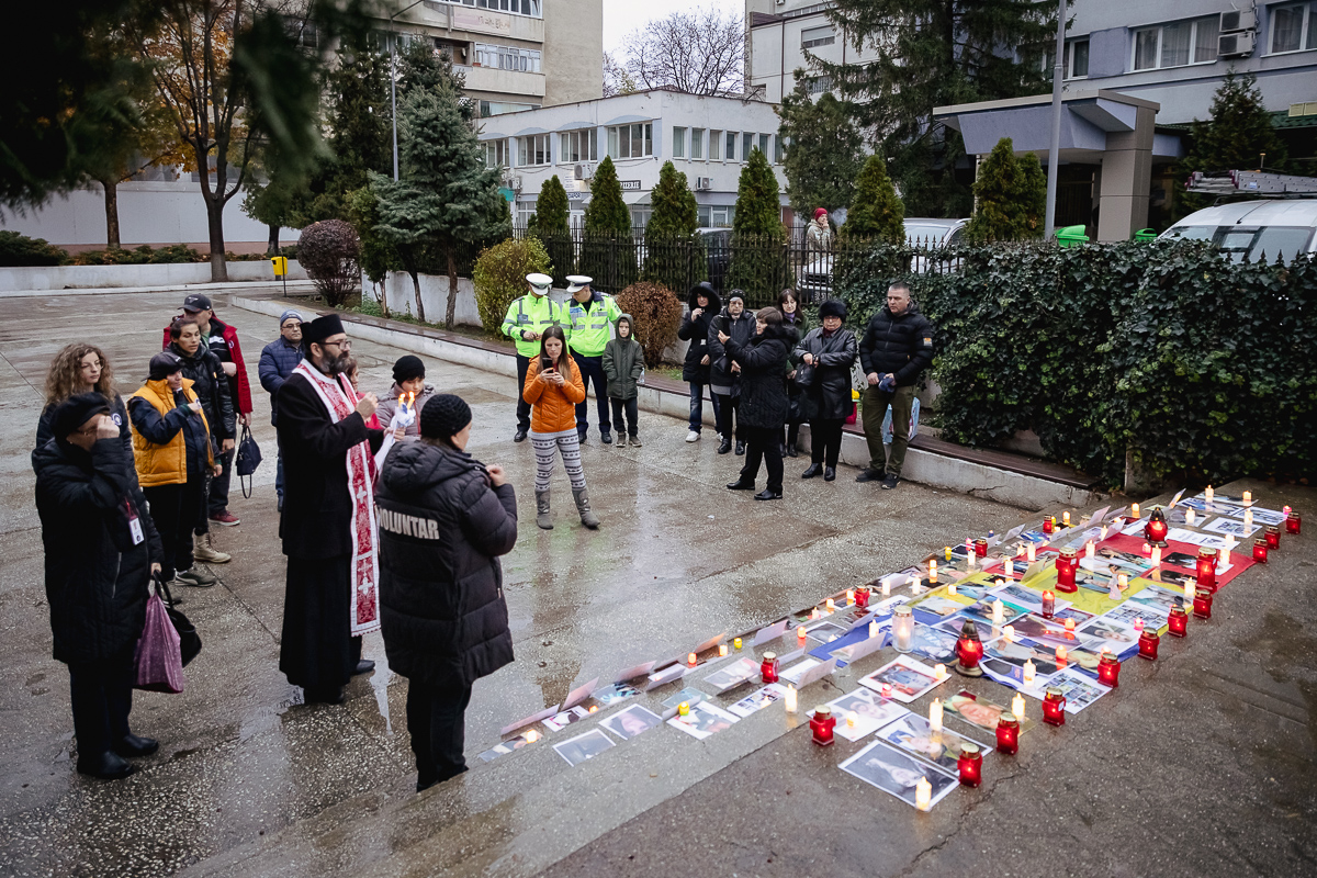 REPORTAJ. Victimele accidentelor auto au fost comemorate, la Bârlad, cu preot şi poliţişti: „Să nu mai avem asfalt însângerat!”