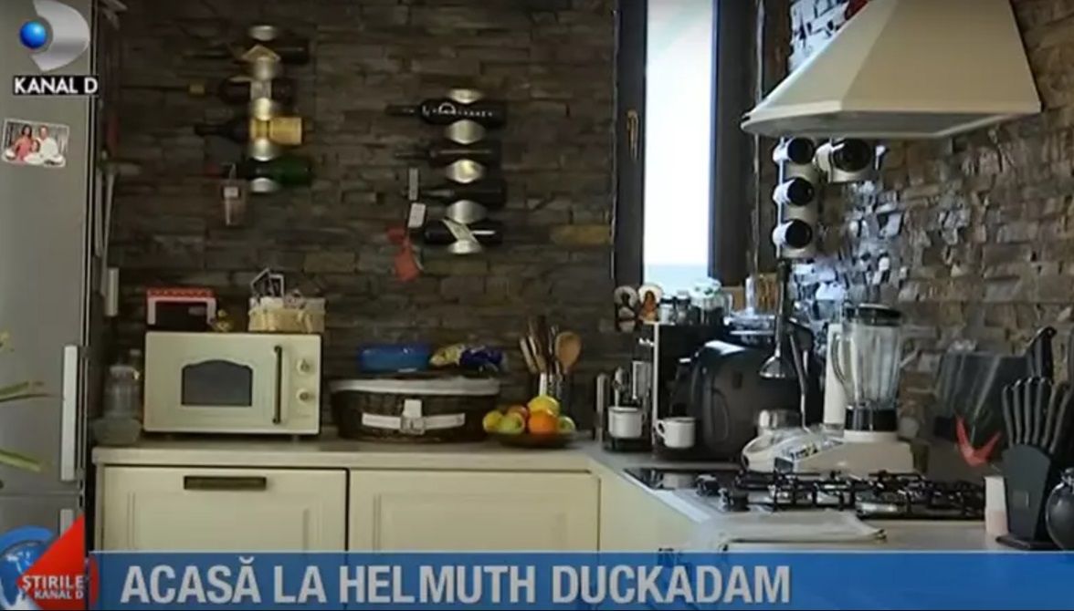 Imagini din casa în care a locuit Helmut Duckadam cu soția Alexandra și fiica Julianne. În vilă are și „scara președinților”