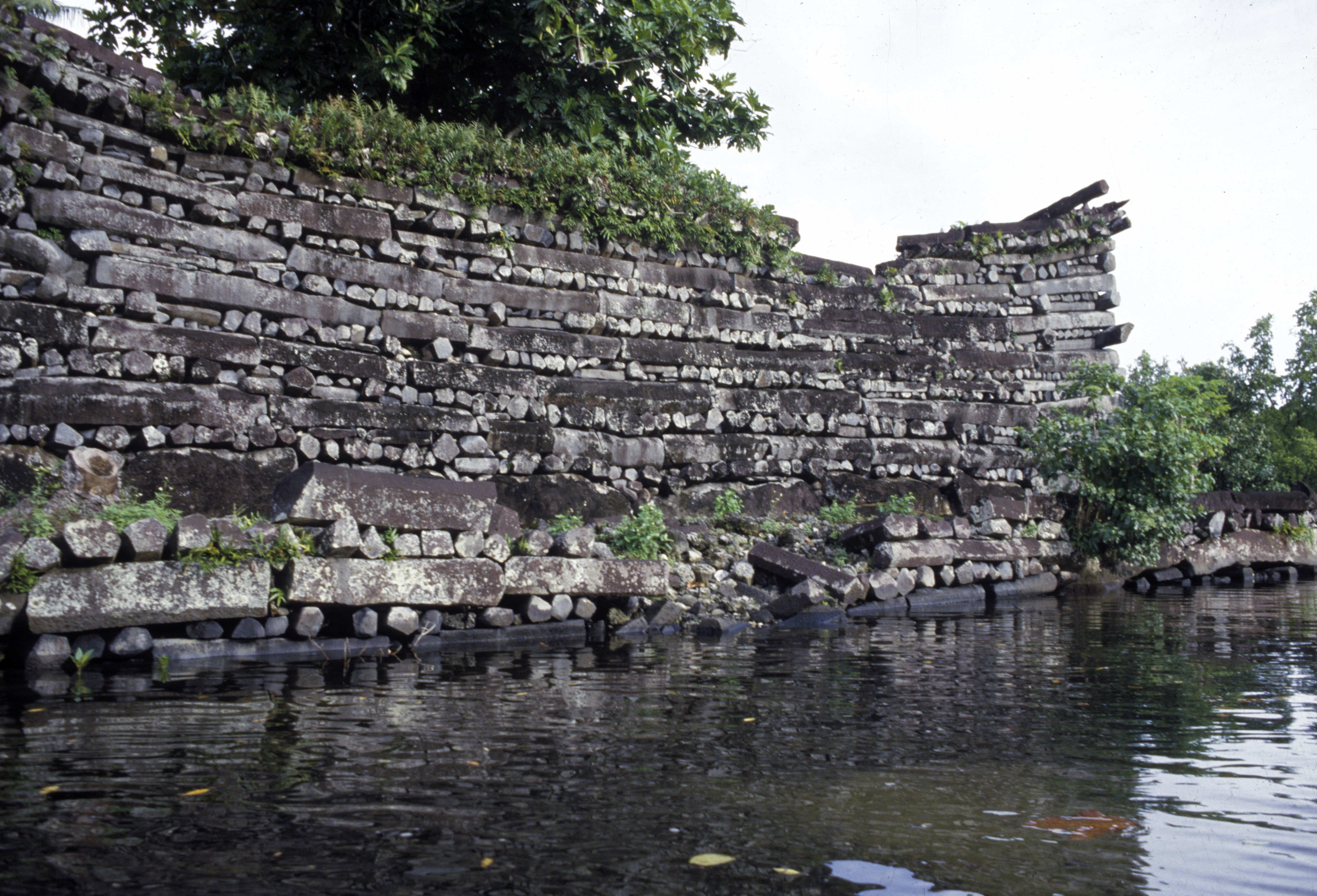 GALERIE FOTO| Nan Madol, orașul bântuit care plutește în ocean și îi intrigă pe cercetători
