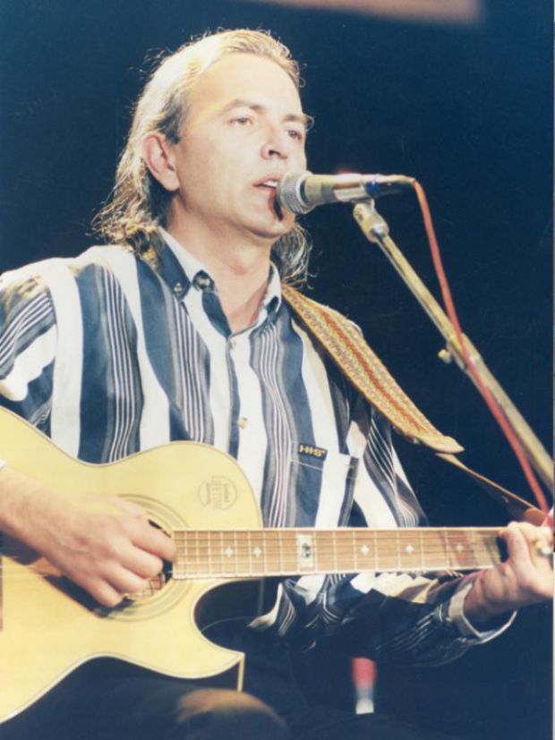 EXCLUSIV | Ducu Bertzi ține concerte cu medicul lângă el. Îi supraveghează sănătatea, dar și prestația