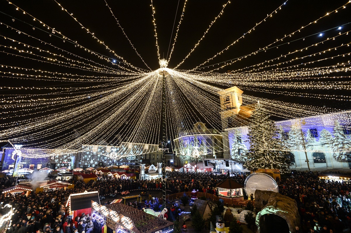 Târgul de Crăciun din Sibiu a început. Proiecția grandioasă din Piața Mare, urmărită de peste zece mii de oameni