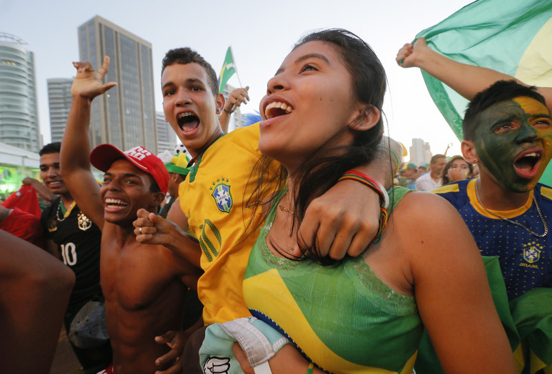 GALERIE FOTO / Brazilienii au uitat de proteste. Au sărbătorit în stradă victoria cu Croaţia