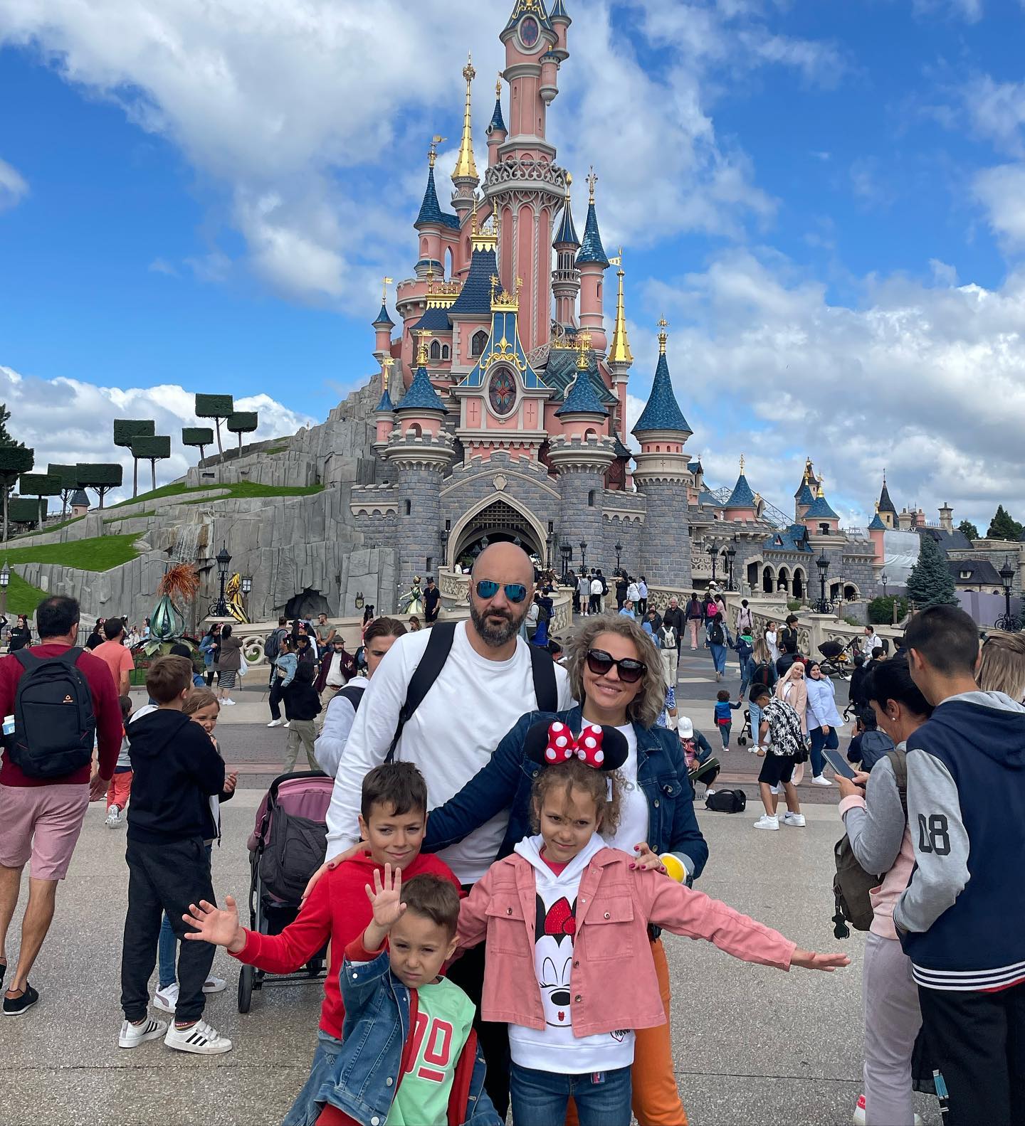 Cum a fost vacanța Mirelei Vaida cu copiii la Disneyland Paris: „Cozi interminabile, prețuri exagerate”. Cu cine s-a întâlnit la întoarcere