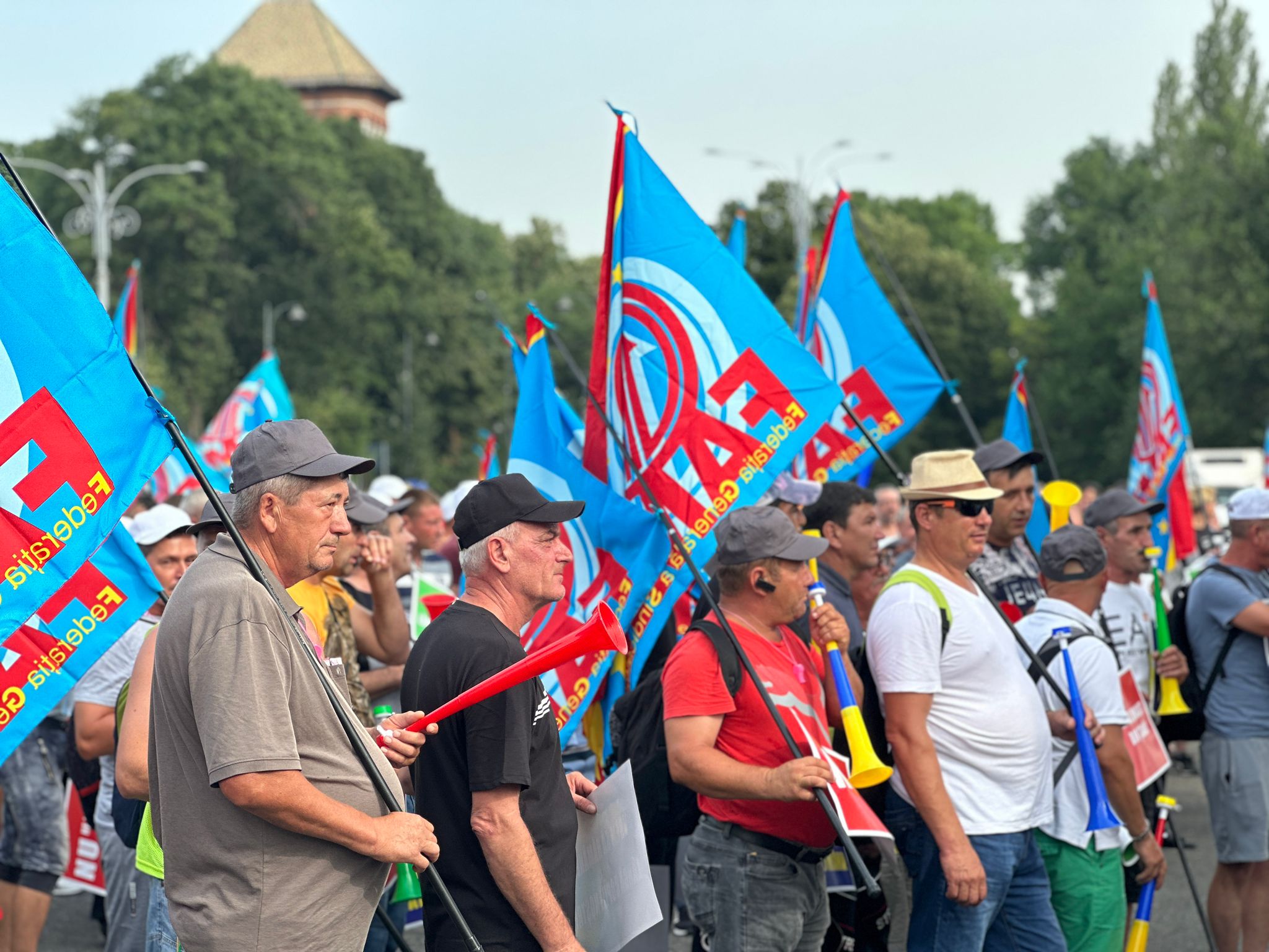 Constructorii protestează în faţa Guvernului. Sindicaliștii acuză Executivul că vrea să le elimine facilităţile fiscale