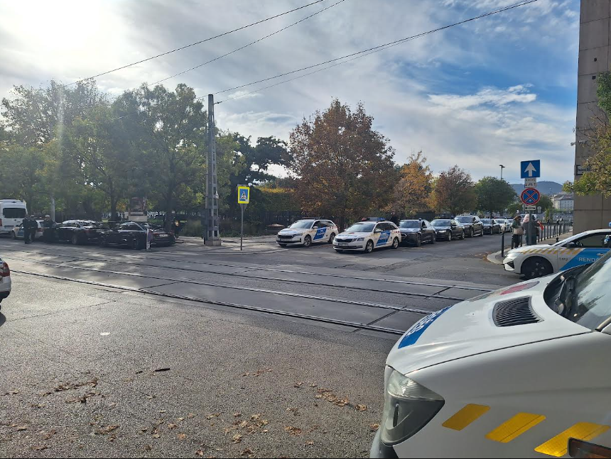Rendőrautók lepték el a Kossuth tér környékét
