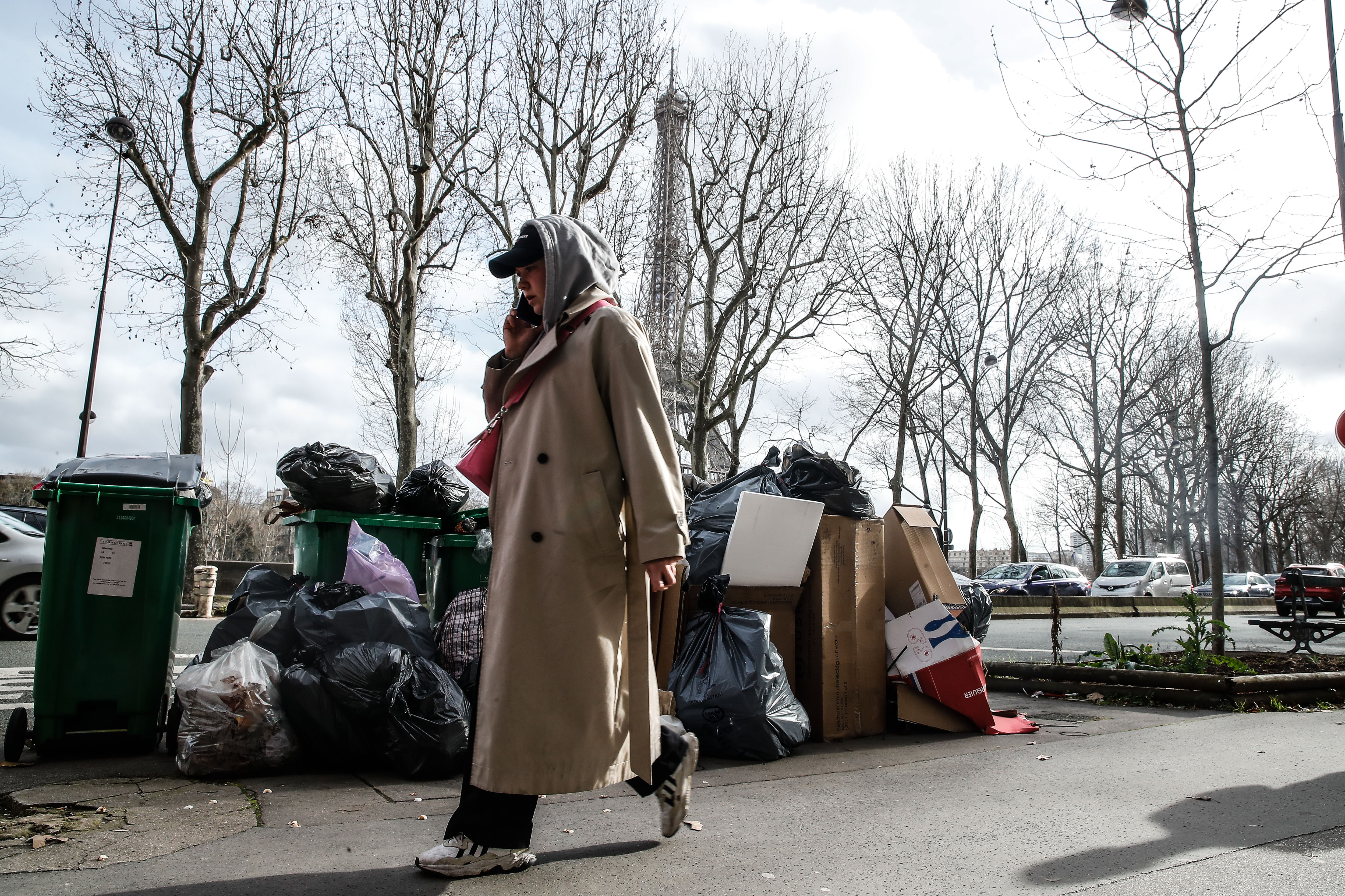 Parisul, sufocat de gunoaie. Angajații firmelor de salubritate sunt în grevă de o săptămână