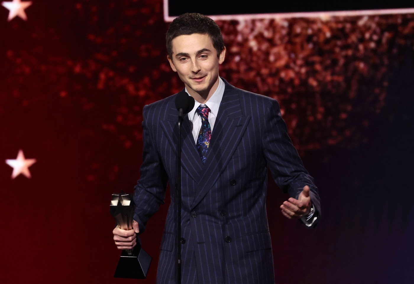Când apare în cinematografele din România filmul „Marty Suprem”, pentru care Timothee Chalamet a primit primul său Glob de Aur