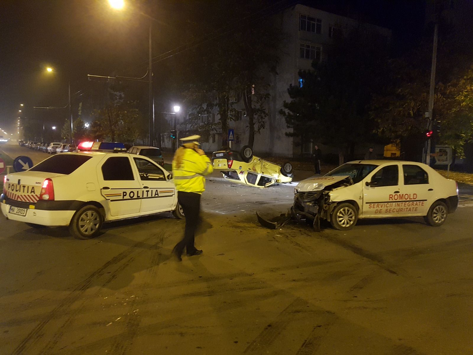 S-a răsturnat cu taxiul în urma unui accident spectaculos în Vaslui. Șoferul, la un pas de moarte | FOTO