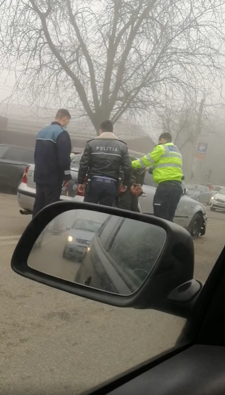 Șofer din Craiova, încătușat în plină stradă, după ce a fugit de poliție. Tânărul care a lovit două mașini nu avea permis de conducere