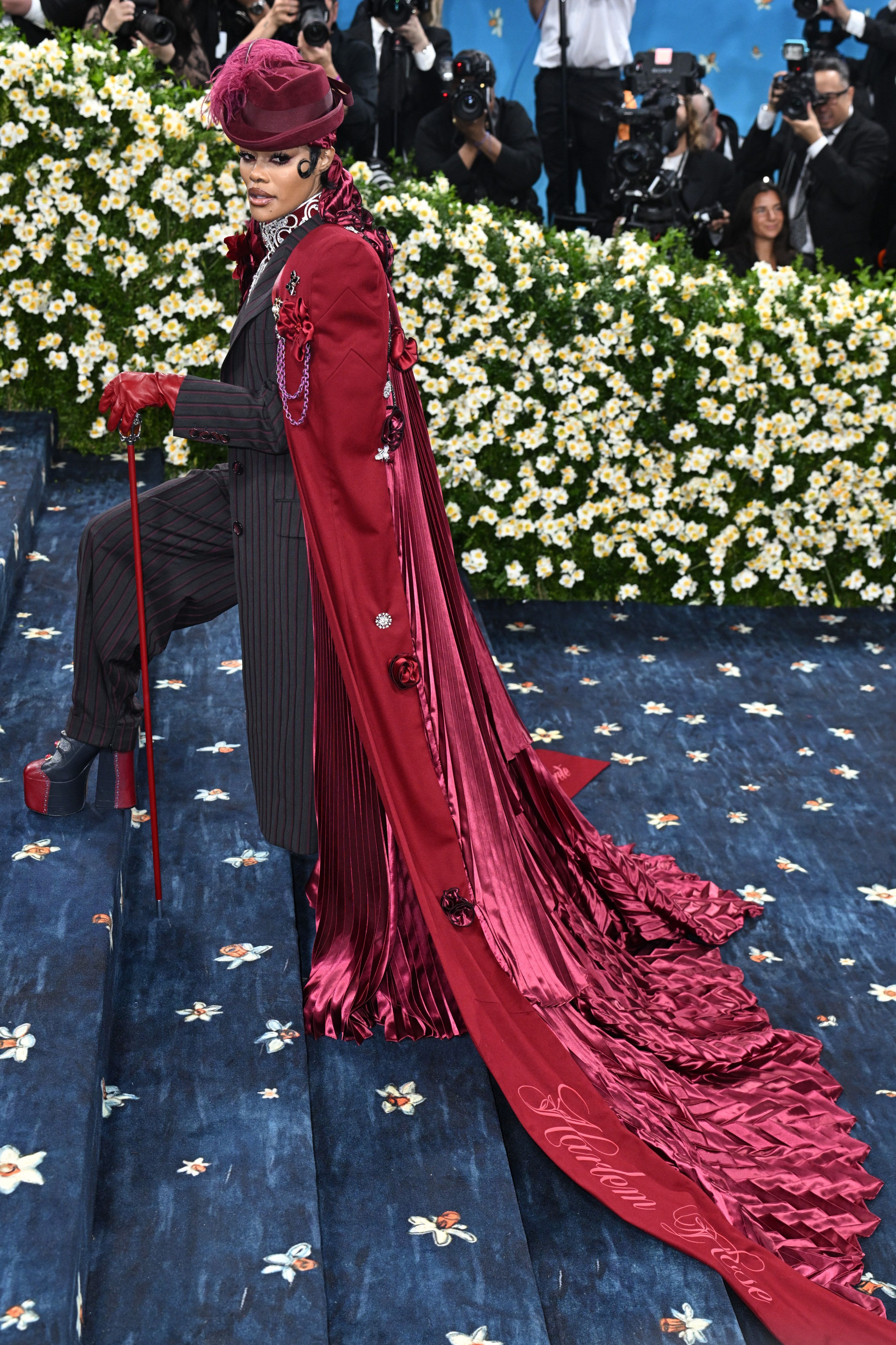 Cum au apărut vedetele la Met Gala 2025. Madonna a defilat cu un trabuc în mână, iar Kim Kardashian a atras toată atenția
