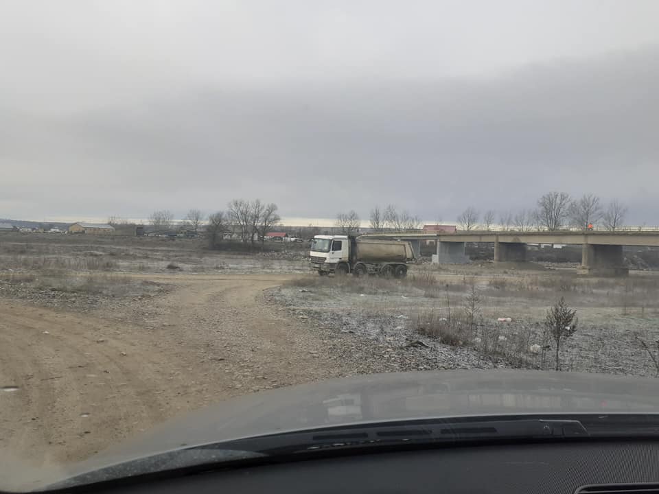 O firmă care a câștigat consolidarea unui pod în Suceava este aceeași care a fost filmată de localnici când ridica balast de sub pod