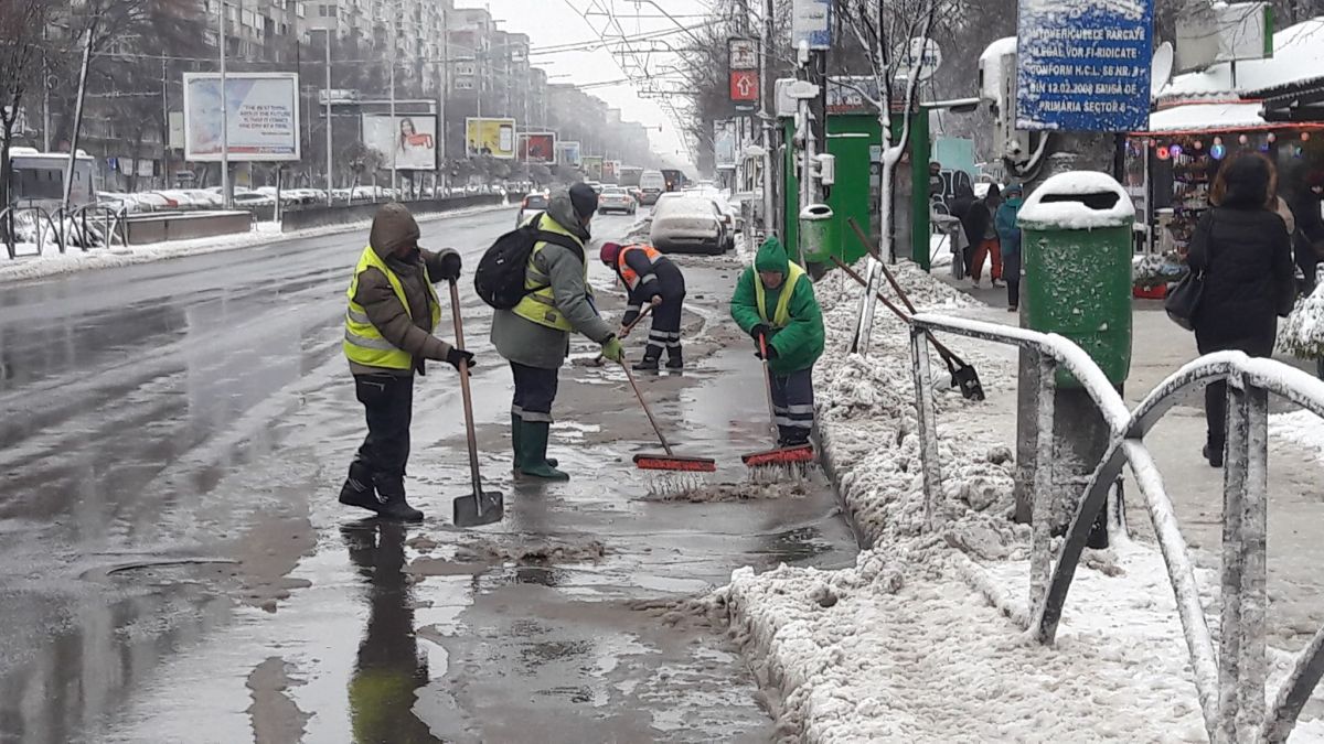 Cum se desfășoară traficul în București la această oră. Sute de utiliaje și operatori au ieșit pe străzi la deszăpezire