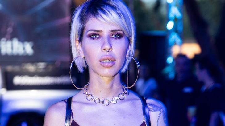 Csizmában és napszemüvegben vonult a násznép elé Cinthya Dictator – fotók