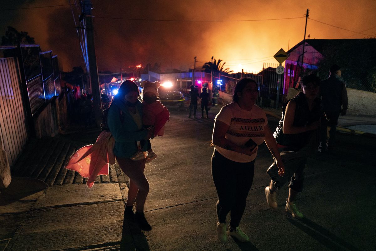 Incendii violente în Chile, într-o stațiune de pe litoral și lângă o rafinărie. Două persoane au murit și sute de case au fost avariate