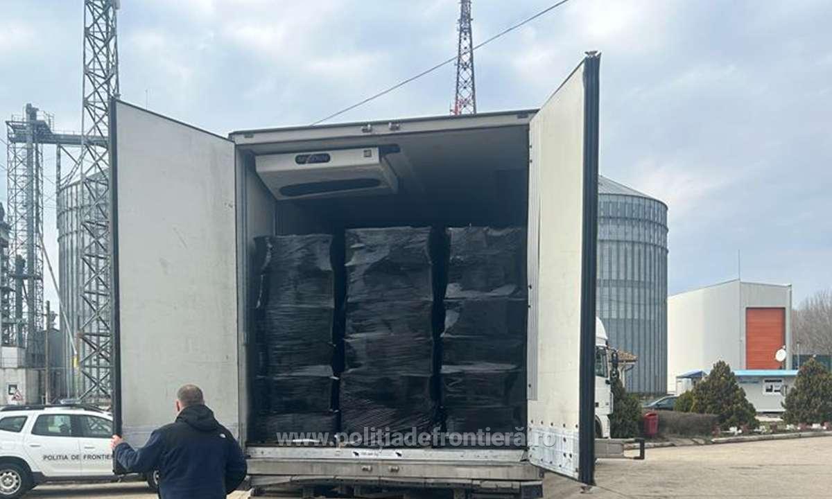 Ţigări de contrabandă de 1,5 milioane de euro, găsite în Vama Bechet, ascunse într-un camion care transporta produse de igienă