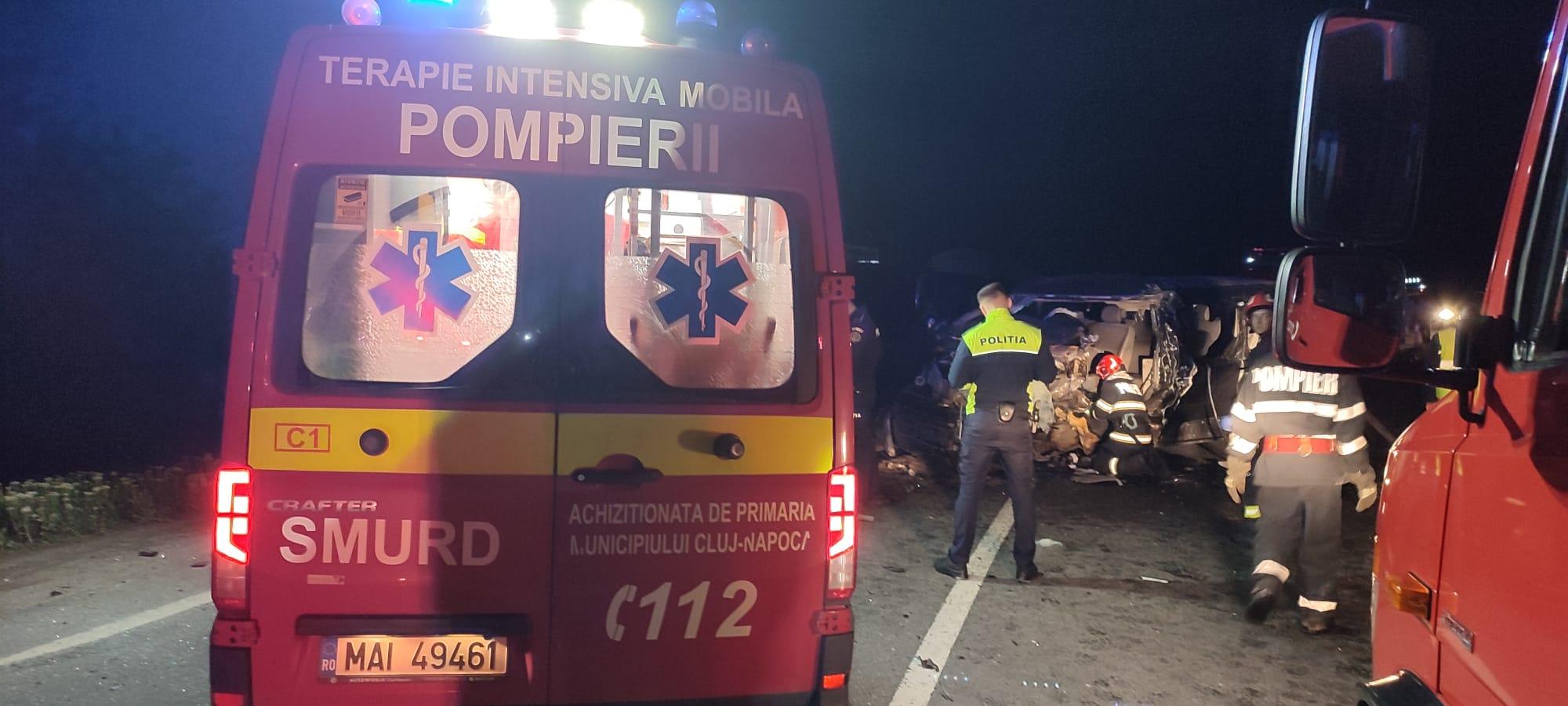 Accident grav în Cluj. Trei bărbați, răniți după ce o mașină şi două autoutilitare s-au ciocnit