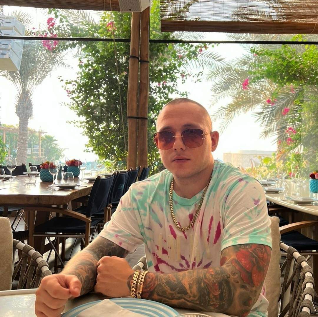 Cine e Vlad Obu, „imitația” fraților Tate care îi învaţă pe băieţi „şcoala vieţii” şi dispreţul faţă de femei. Poliția a făcut percheziții în casa lui