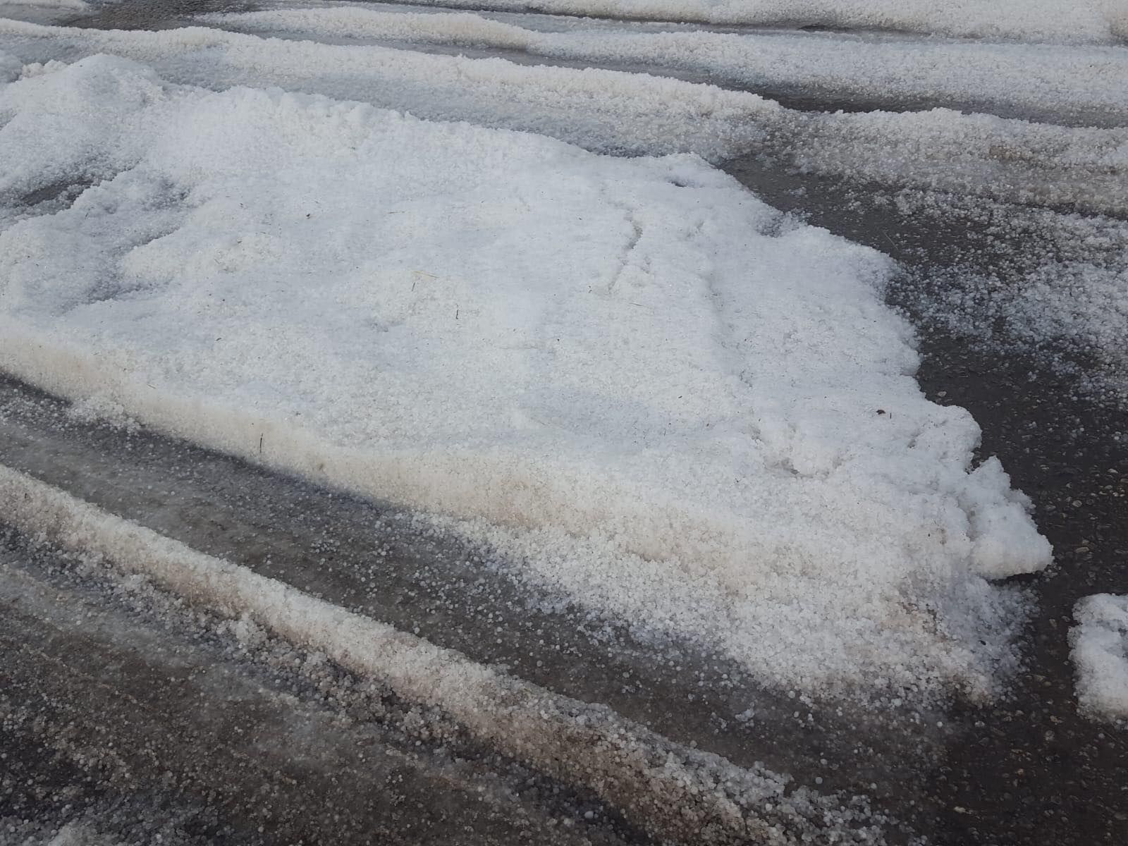 A nins în Cluj la jumătatea lui mai. Zăpada avea câțiva centimetri