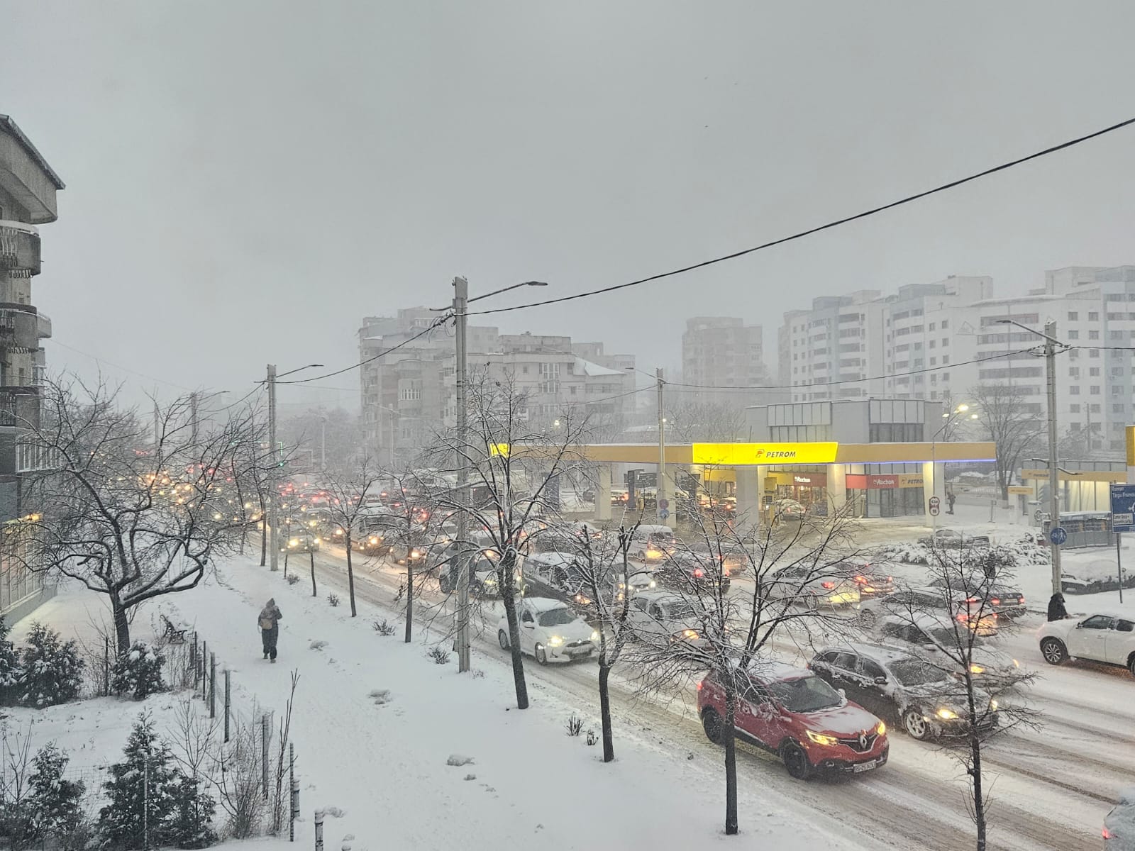 Circulație de coșmar în orașul Iași, în această dimineață, după ninsoarea din ultimele ore | FOTO