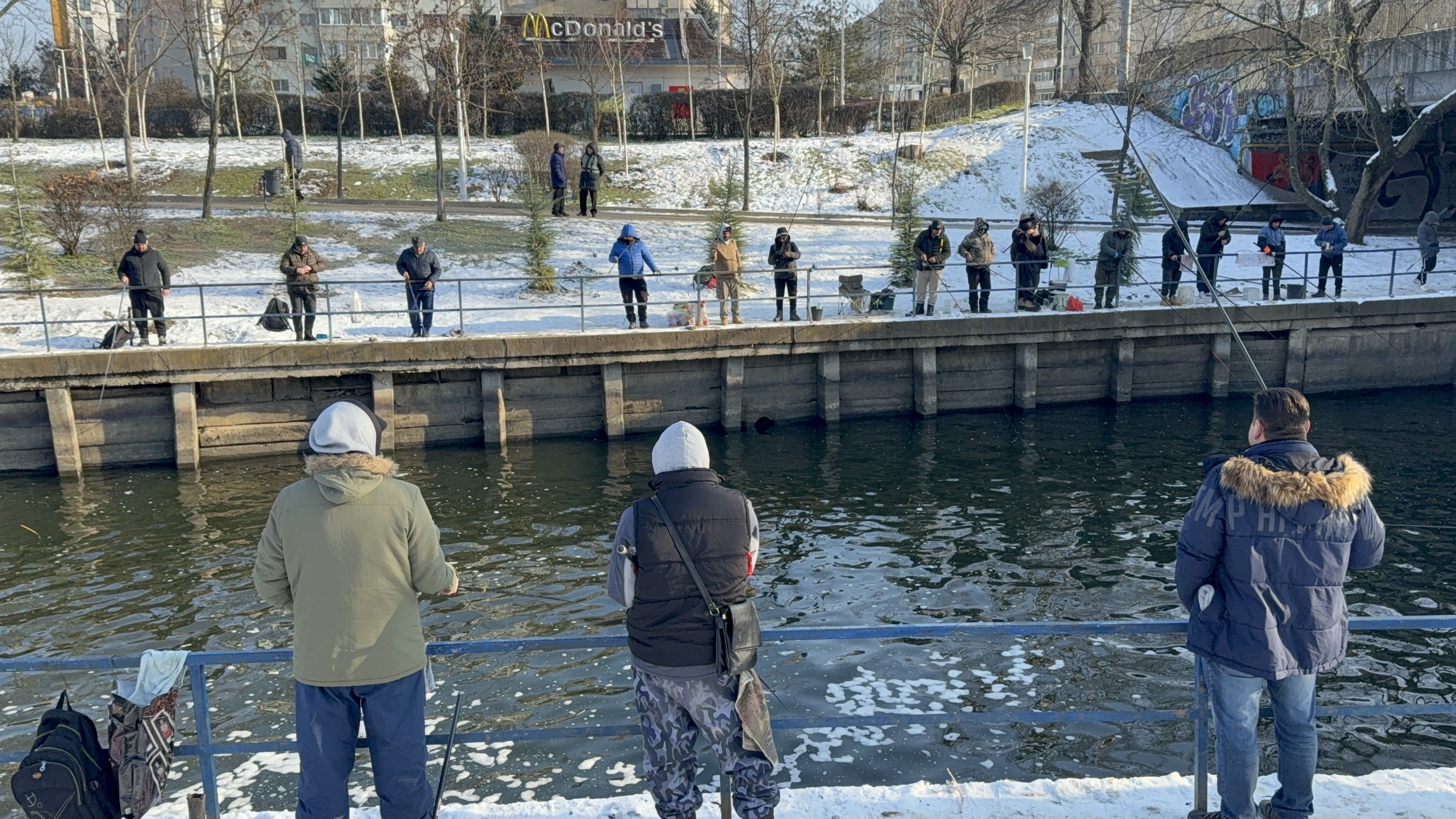 „Mi-e rușine că am muncit o viață și tot tremur pe baltă pentru mâncare”. Cum arată viața pescarilor amatori într-un weekend geros de ianuarie, în Colentina