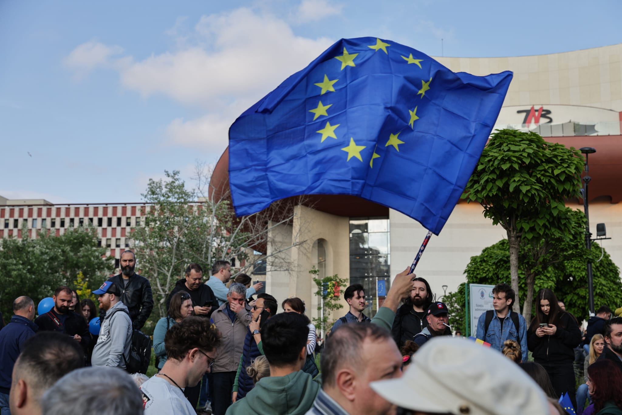 Miting pro Europa în București de Ziua Europei pentru susținerea apartenenţei la UE. Lumea a cântat „Imnul golanilor” și „Insieme”. Câți oameni au fost
