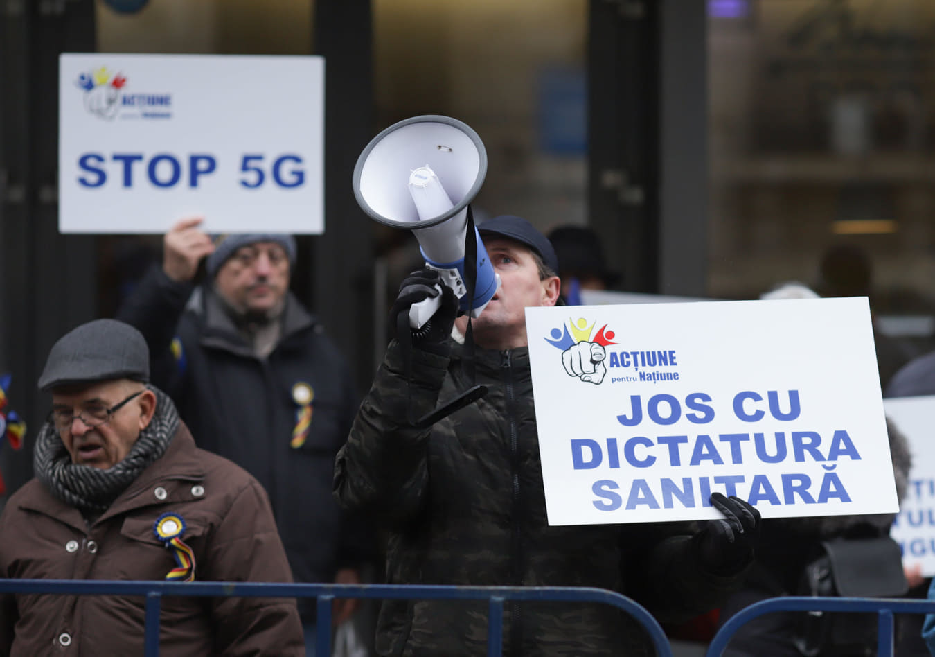 Protest în fața Ministerului Sănătății împotriva măsurilor anti-COVID. Manifestanții îi cer demisia lui Rafila