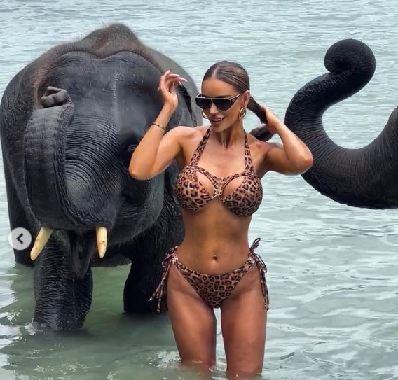 Bianca Drăgușanu, printre tigri și elefanți în vacanța de lux din Thailanda. Nu e singură, ci cu Gabi Bădălău