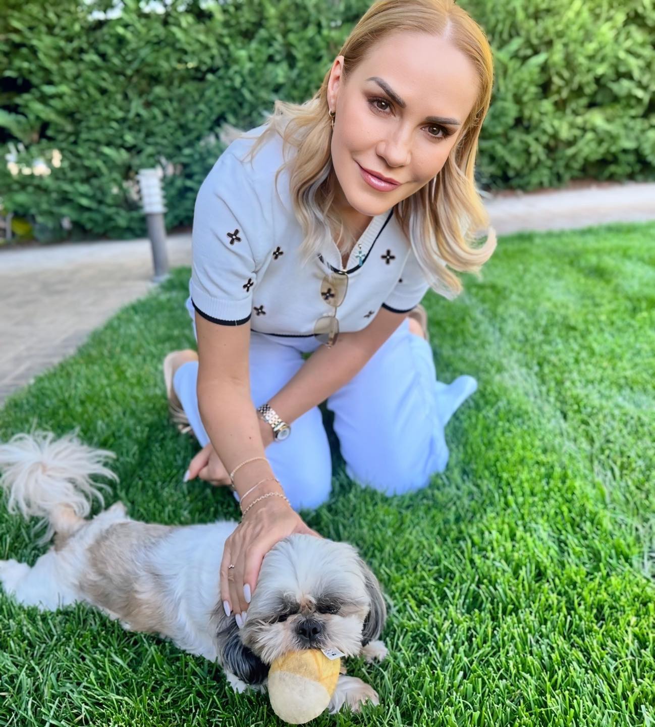 Reacția oamenilor, după ce Gabriela Firea a fost absentă de la sfințirea Catedralei Mântuirii Neamului: „Cei care vă înjurau că dați bani rup ușile”