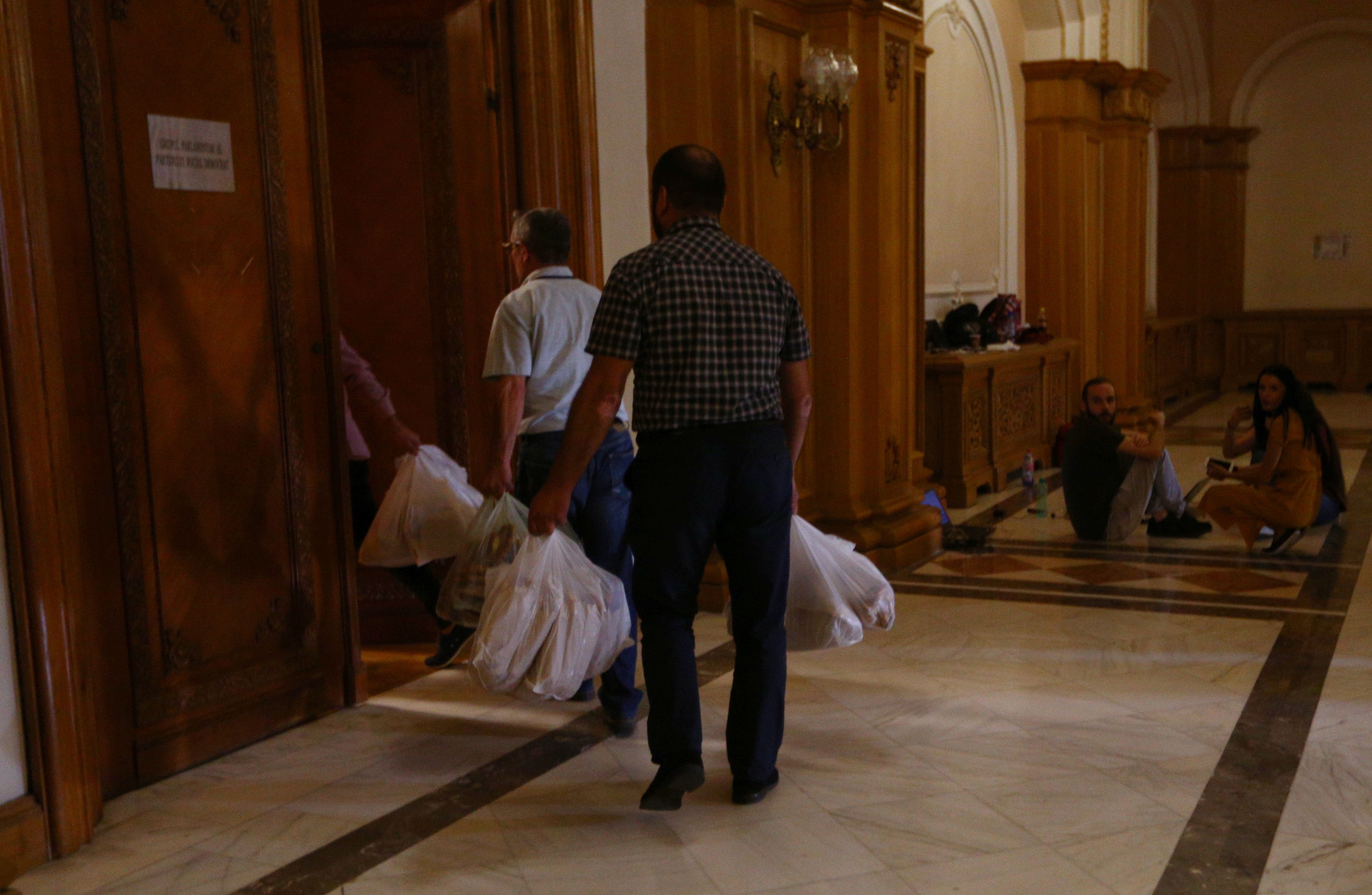 FOTO/ Liderii PSD au primit covrigi în ședința CExN și au voie să iasă la toaletă pe rând
