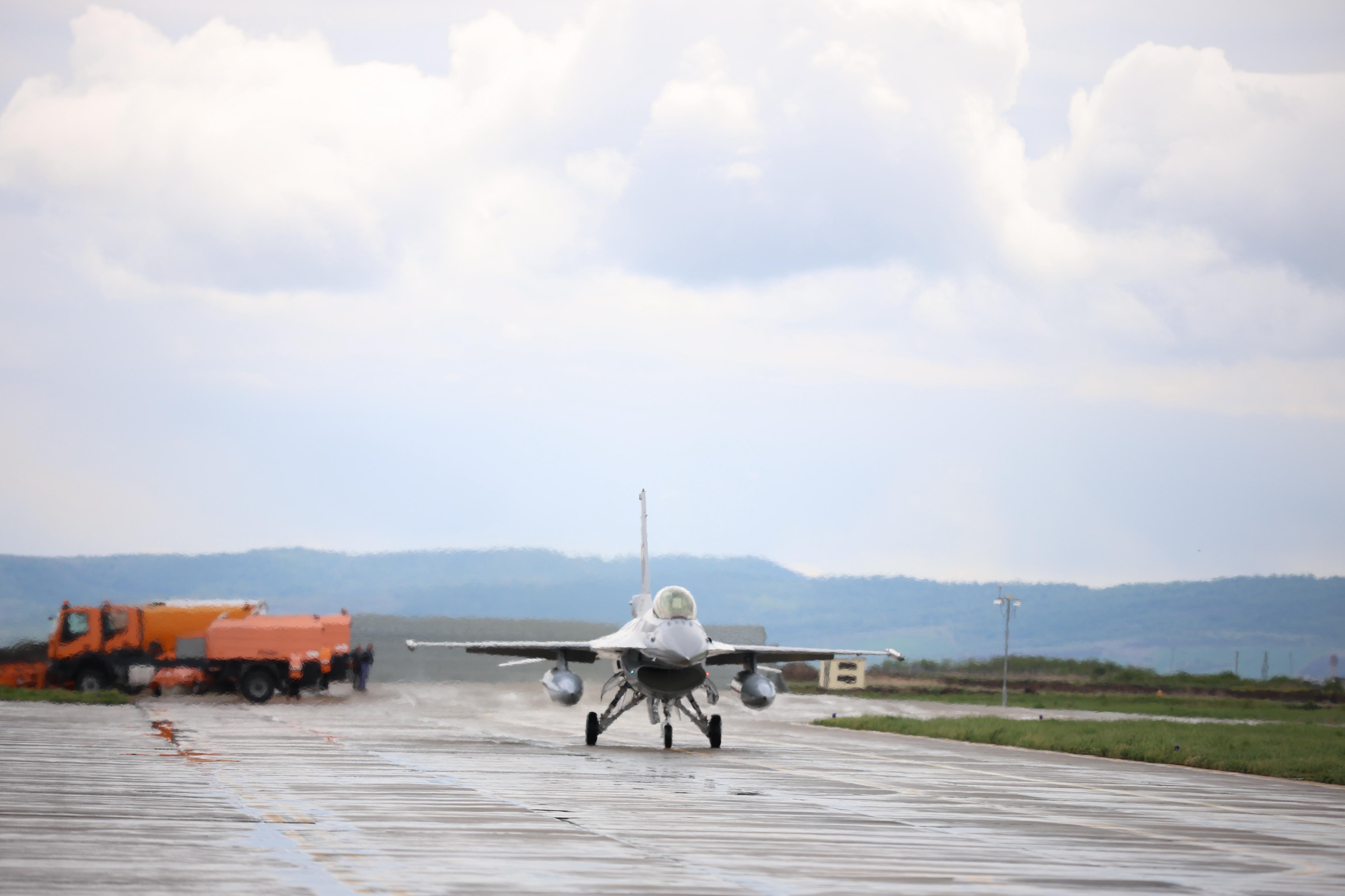 Alte trei avioane F-16 Fighting Falcon cumpărate din Norvegia au ajuns în România. MApN: „Ne consolidăm capabilităţile de apărare aeriană”