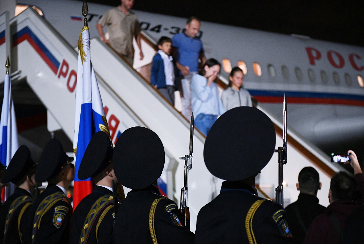Un asasin, o familie de spioni și copiii lor și un infractor informatic, printre rușii eliberați de Occident. Putin i-a așteptat cu garda de onoare