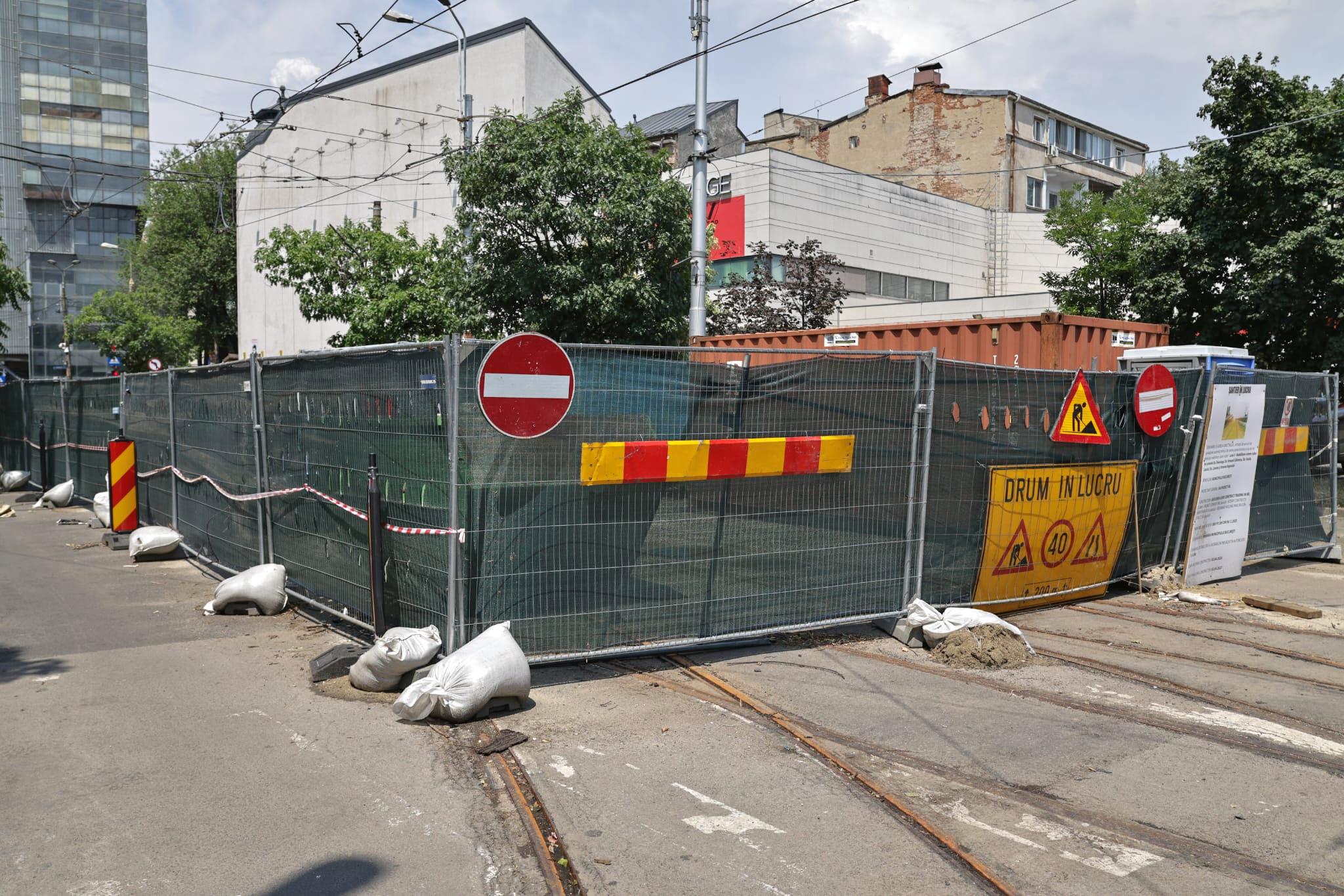„Haos total! Tremură casa când trec utilajele”. Am mers pe șantierul STB să vedem cum se lucrează la schimbarea liniilor de tramvai