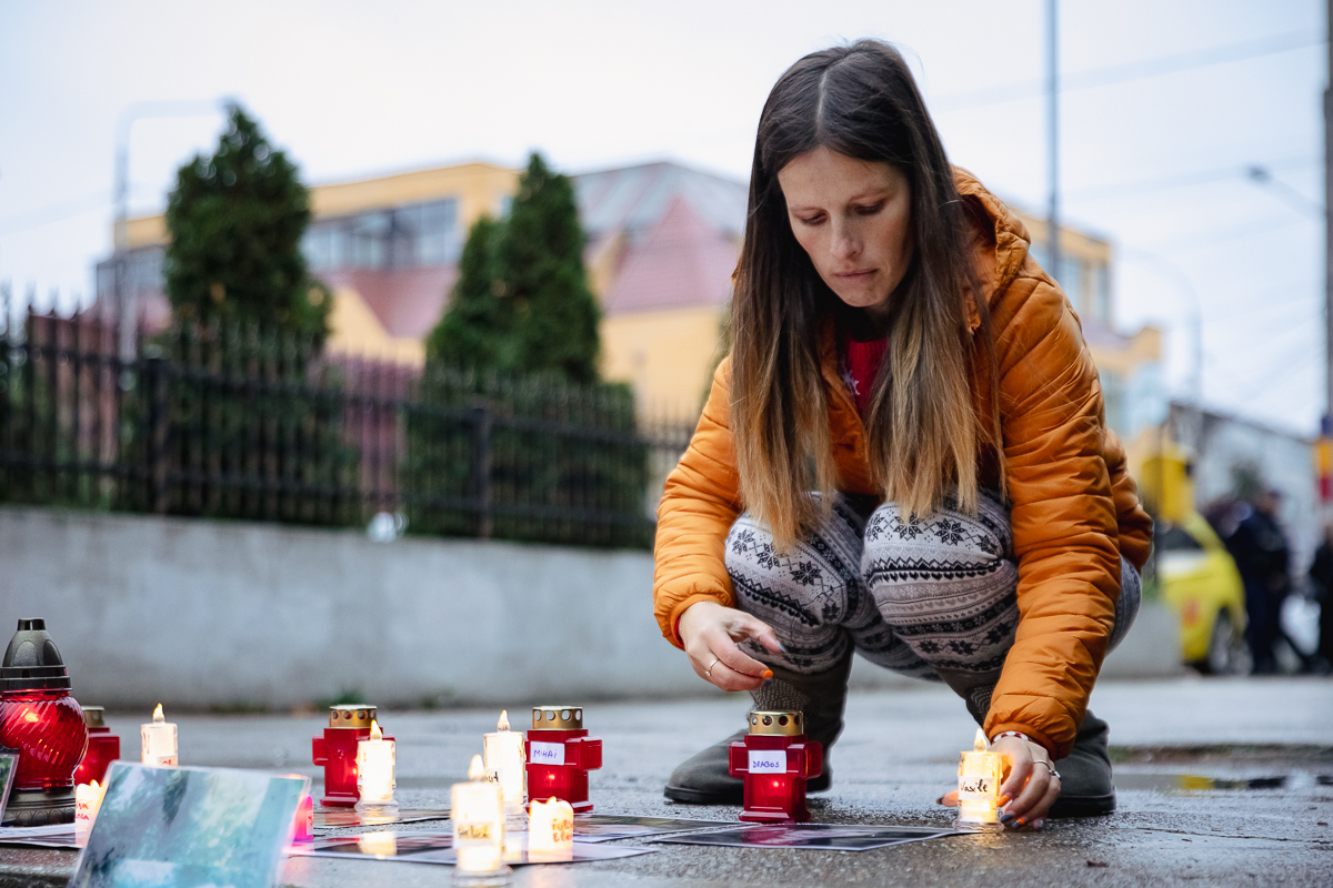 REPORTAJ. Victimele accidentelor auto au fost comemorate, la Bârlad, cu preot şi poliţişti: „Să nu mai avem asfalt însângerat!”