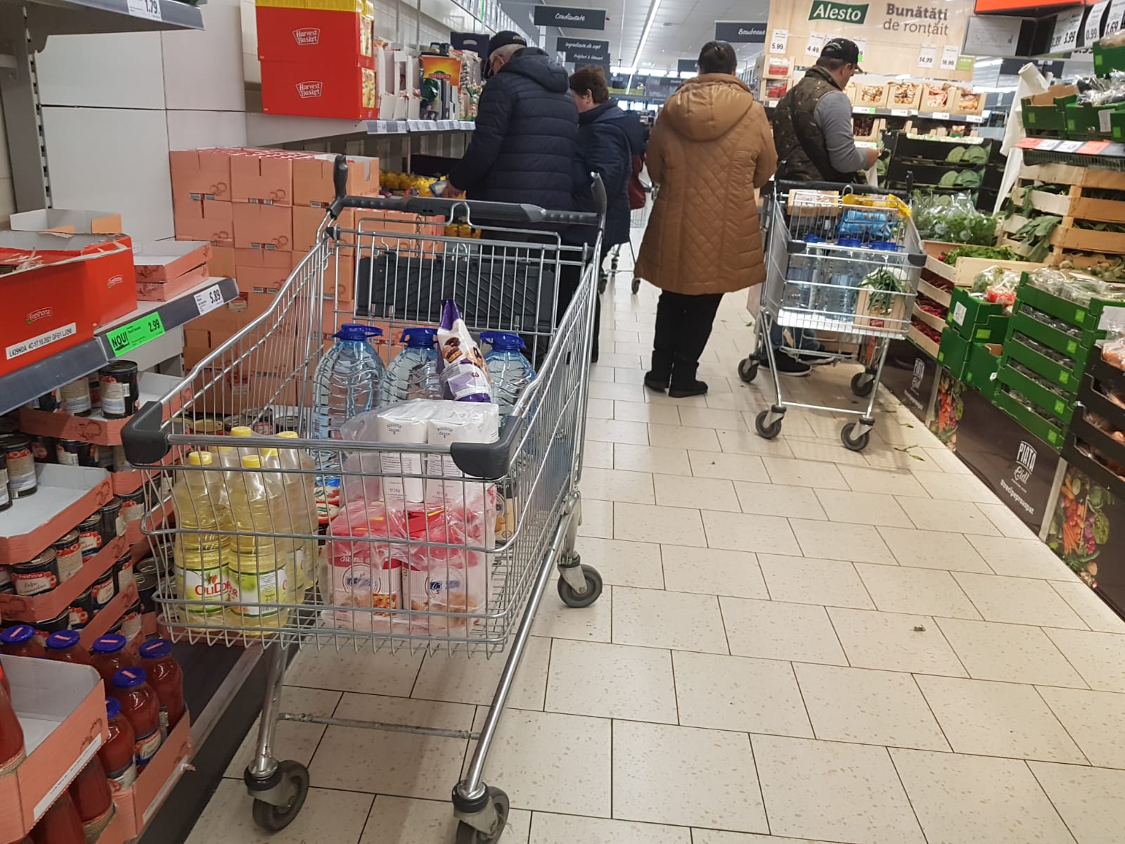 FOTO | Cozi la supermarketuri, de teama coronavirusului: „Ca de Crăciun, Paște sau 1 Mai a fost”