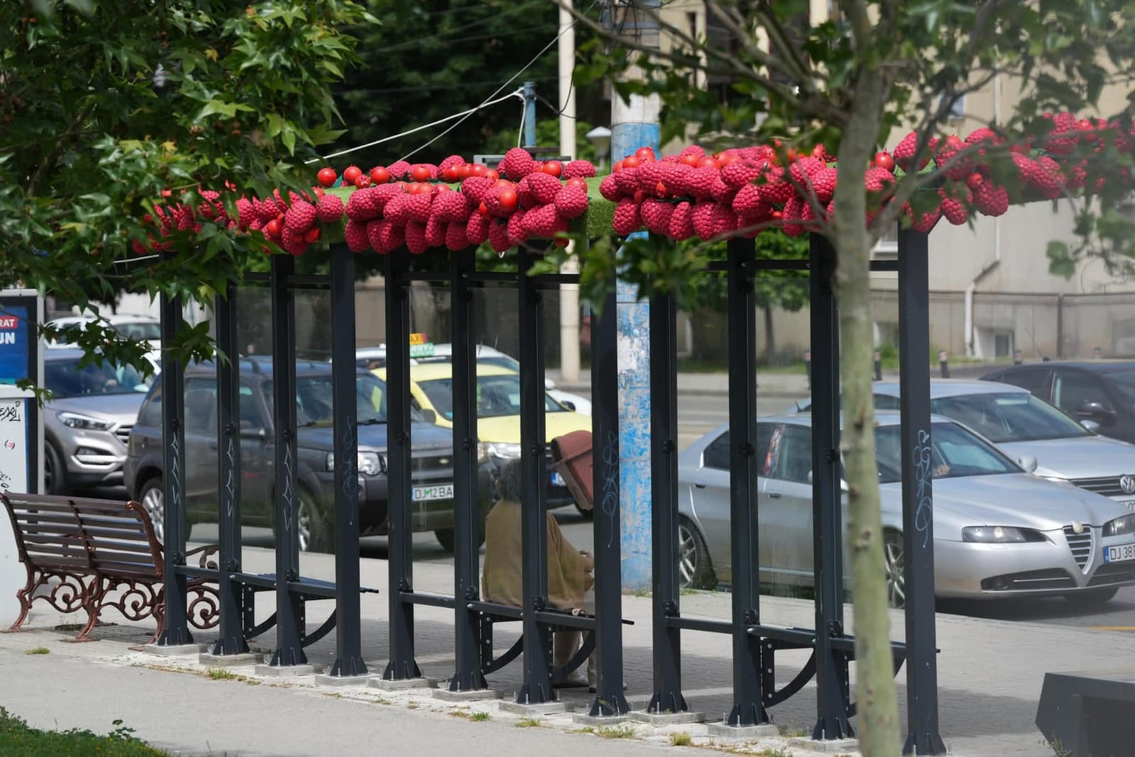Stațiile de autobuz din Craiova, decorate cu recuzita rămasă de la Târgul de Paște: „Nu butaforie, kitsch”