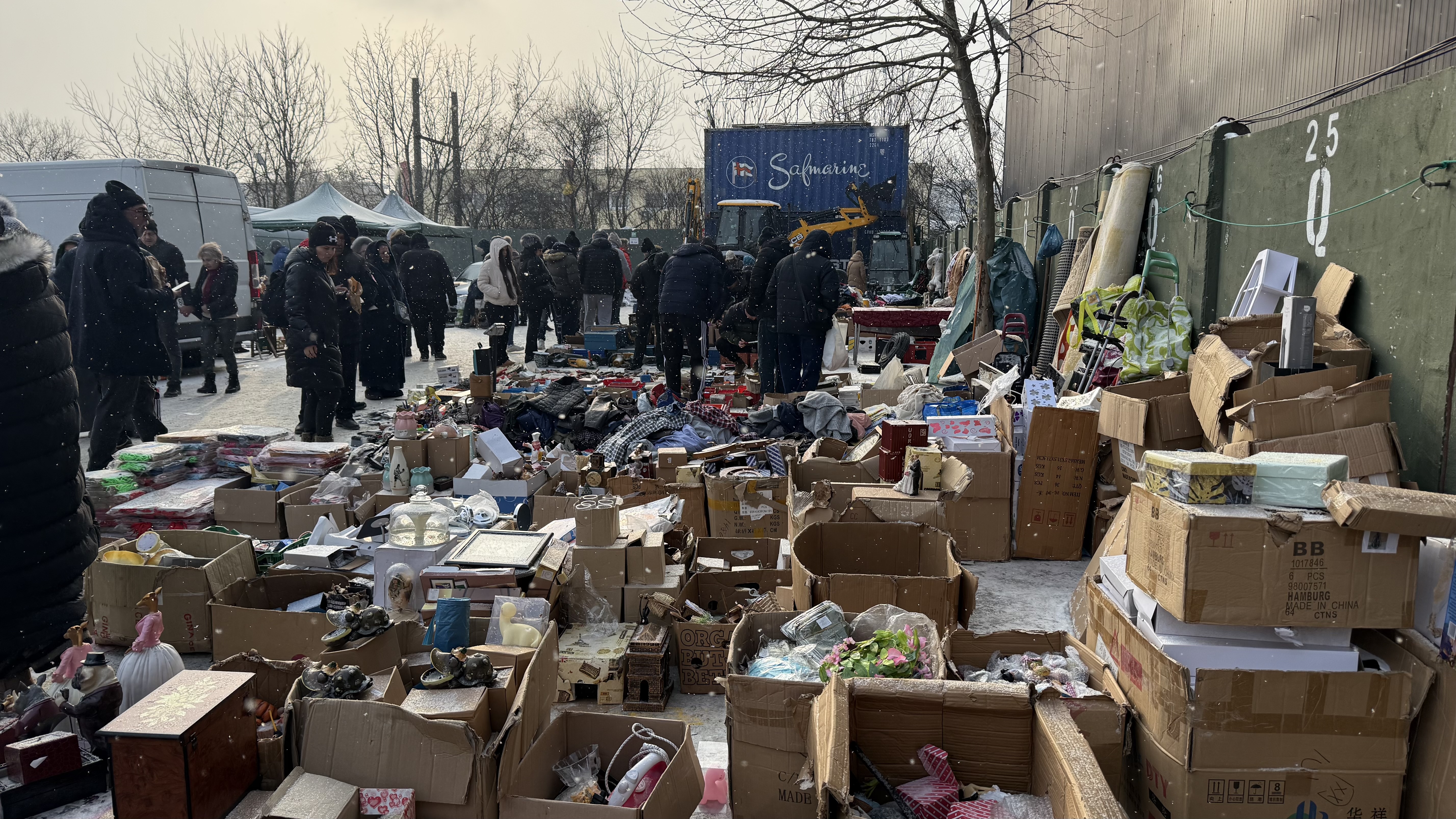 „Sacourile au fost ale soțului. A murit acum doi ani. Pensia mea nu ajunge”. Poveștile neștiute ale pensionarilor din București care vând ce mai găsesc prin casă