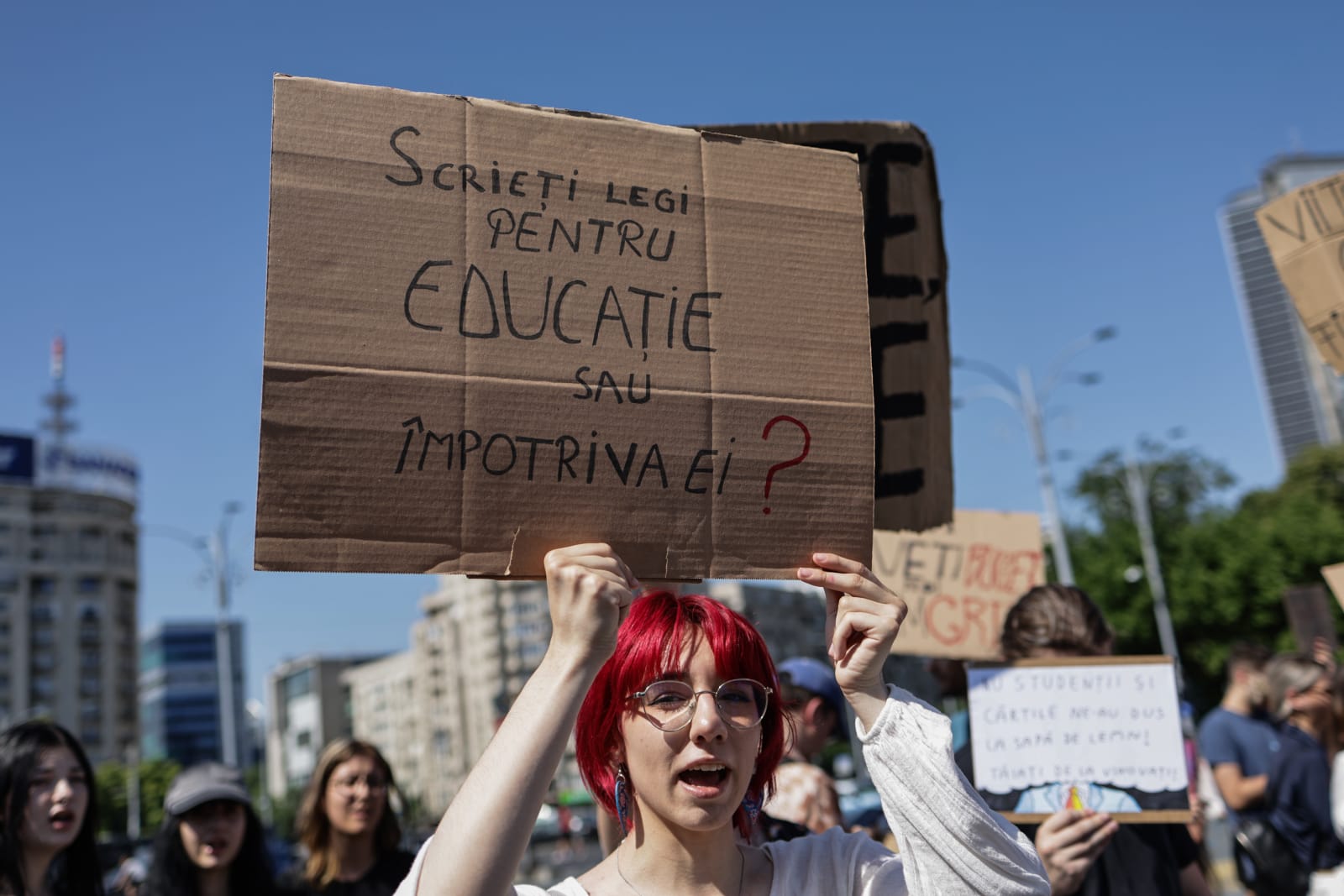Studenții din toată țara protestează față de reducerea burselor: „Nu vă atingeți de burse!”