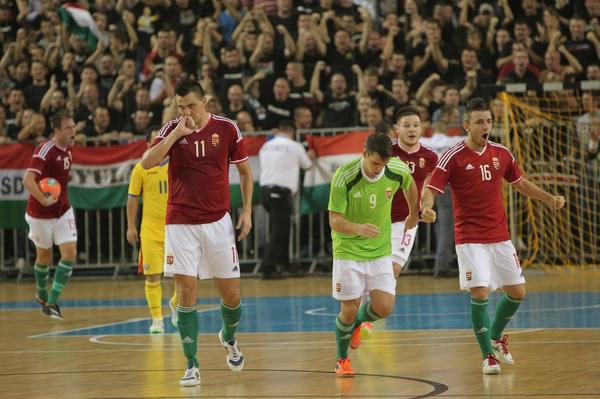Calificare furată cu cronometrul. Selecționata de futsal a României a ratat prezența la Euro 2015 în ultima secundă. ^Oficial, ultima fază a ungurilor a durat 3 secunde. Cronometrajul efectuat de Sportnews arată că acțiunea a ținut peste 4 secunde! / VIDEO
