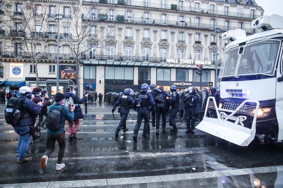 Peste 30.000 de persoane au protestat la Paris față de legea securității globale. Poliția a folosit tunuri de apă pentru a curăța piața