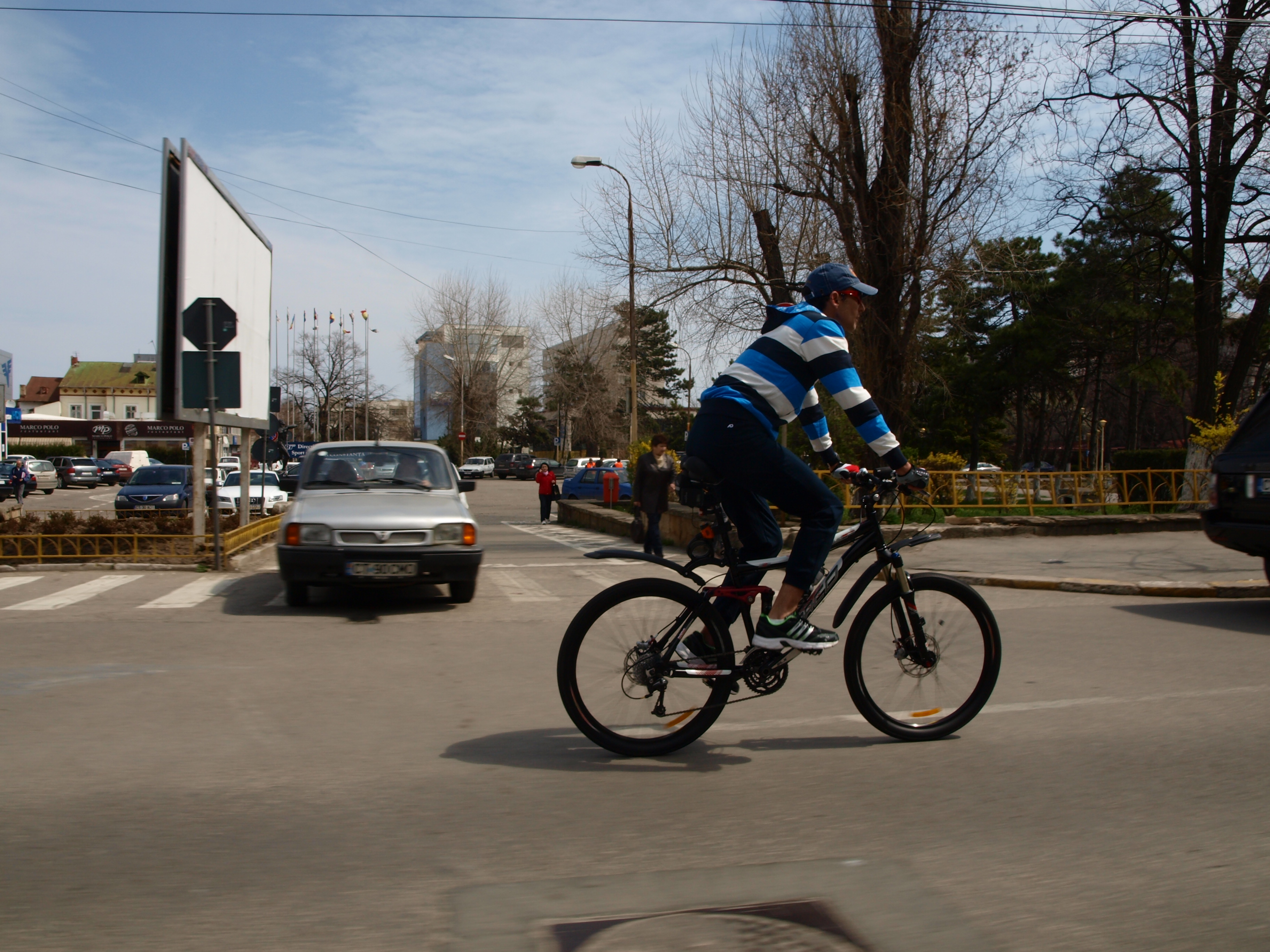 GALERIE FOTO/Politicieni pe bicicletă: ce promisiuni fanteziste au făcut oficialii, de pe două roți