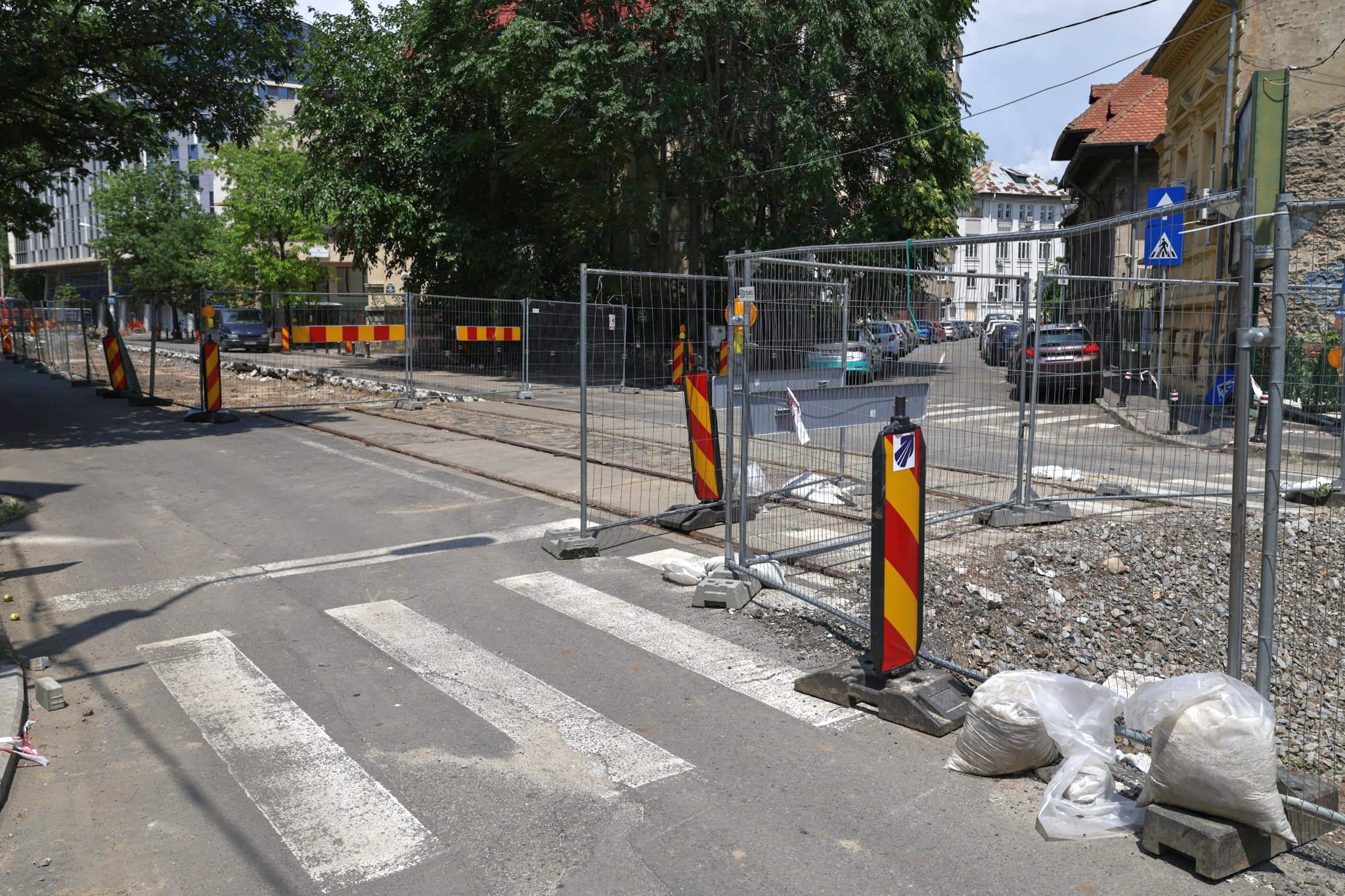 „Haos total! Tremură casa când trec utilajele”. Am mers pe șantierul STB să vedem cum se lucrează la schimbarea liniilor de tramvai