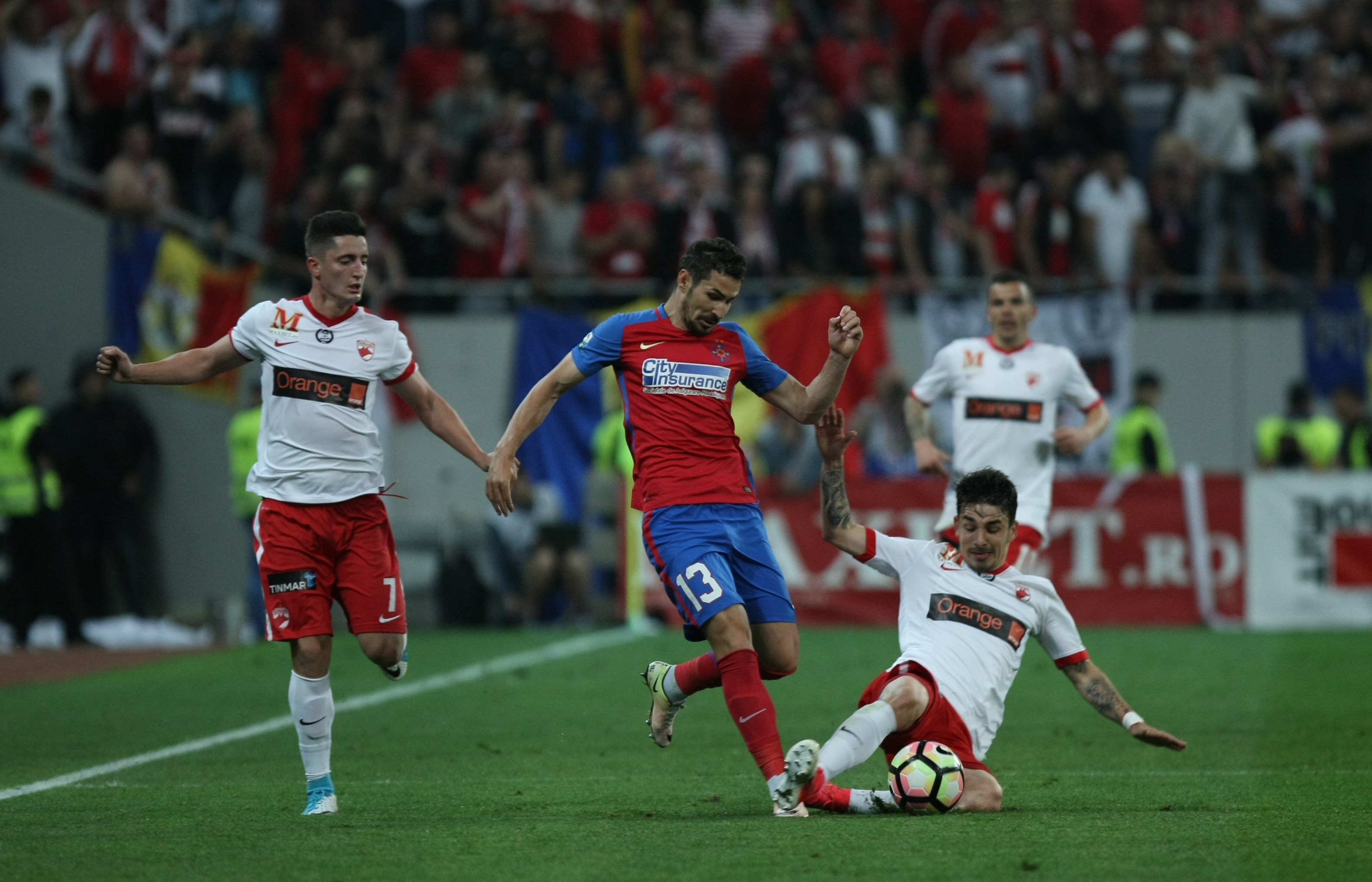 Liga I, etapa a 8-a, play-off: Dinamo - FCSB 2-1. Derby decis în minutul 96, din penalty! ”Cazul Bricheta”, nimica toată pe lângă bombardamentul de pe Arena Națională. Reghe, scandal cu arbitri | LIVE&VIDEO