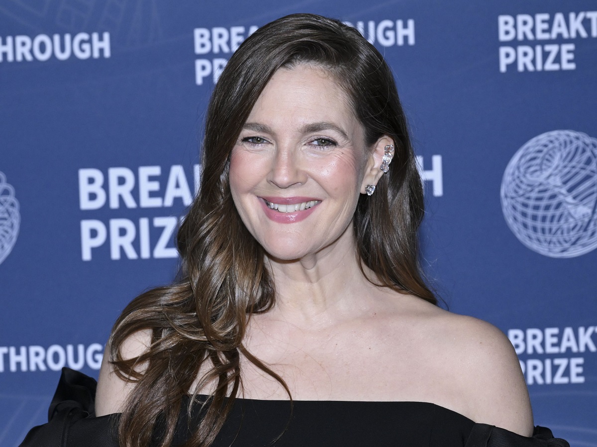 Drew Barrymore dezvăluie secretul îmbătrânirii frumoase, după ce și-a făcut prima operație estetică la 17 ani: „Văd că am gât de curcan”