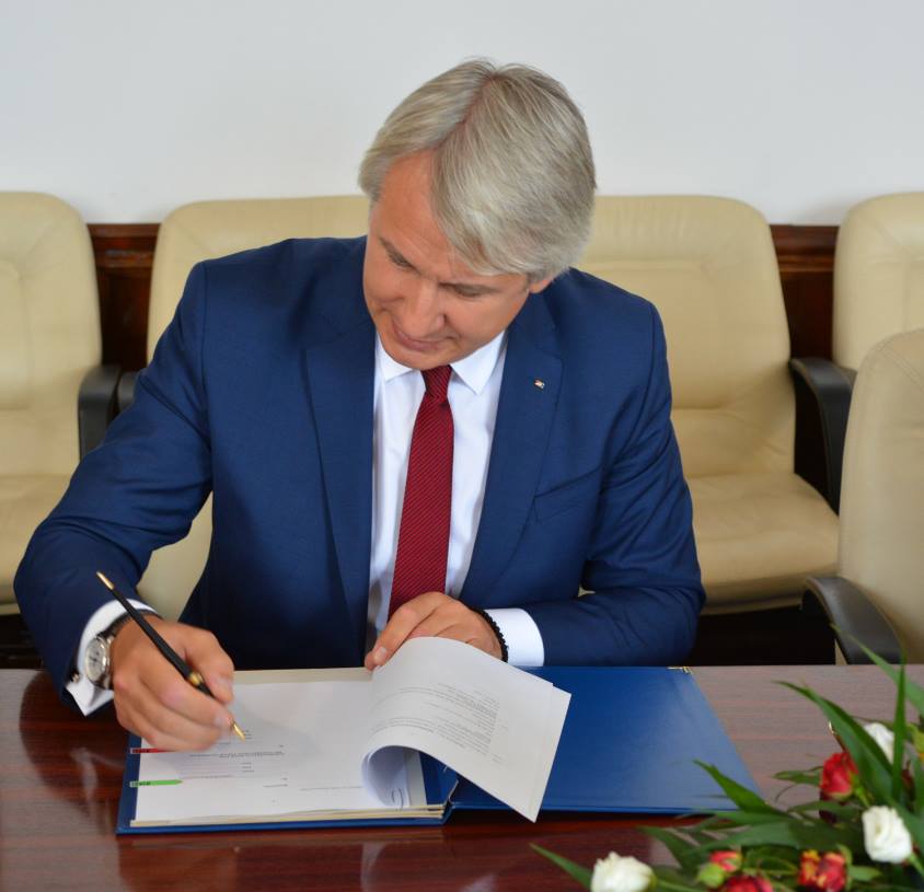 GALERIE FOTO/ Cum se îmbracă bărbaţii din politică. Klaus Iohannis este obsedat de cravata albastră, Eugen Teodorovici îşi pune iniţialele pe cămăşi