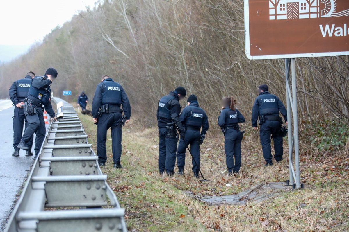 Șofer de TIR căutat de poliție după ce a tras în alt camionagiu care-l depășea pe autostradă, în Germania: „Un Mercedes Actros albastru”