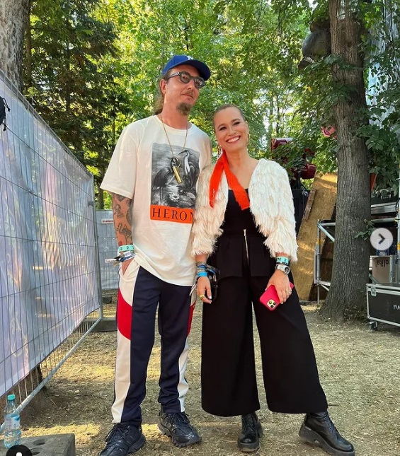 Cum s-a descurcat Andreea Esca în postura de DJ la UNTOLD 2022. Prezentatoarea a apărut alături de Aris Melkior, fiul ei