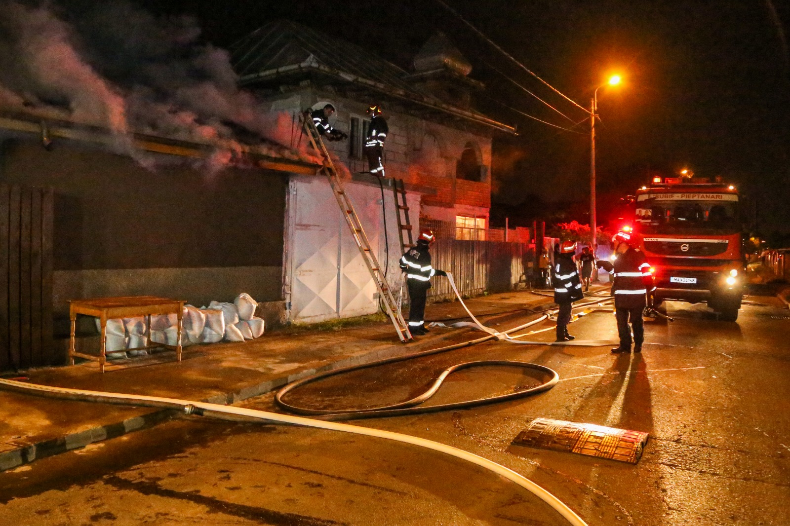 O persoană a fost găsită moartă după un incendiu izbucnit în sectorul 5 din București
